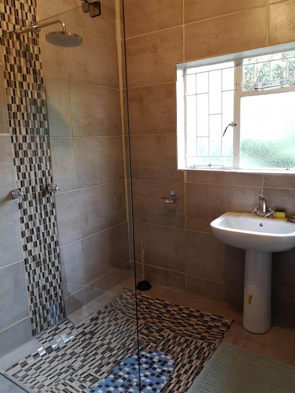 Five-Bedroom House - Photo 20