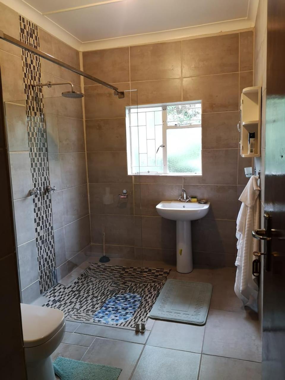 Five-Bedroom House - Photo 11