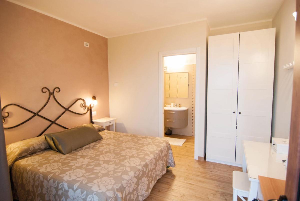 Double or Twin Room with Lake View - Photo 2