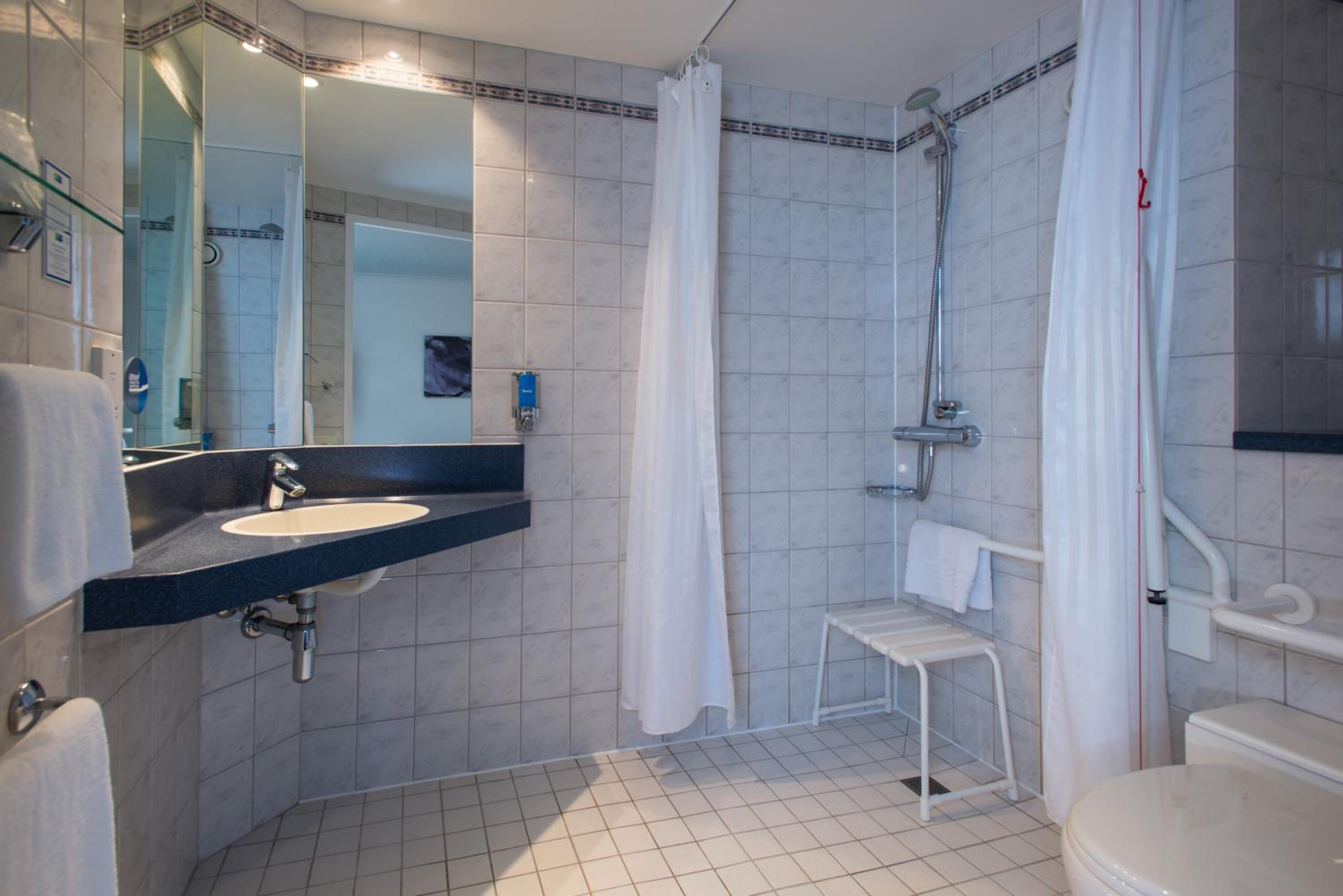 Double Room with Free Hot Breakfast - Accessible photo 3