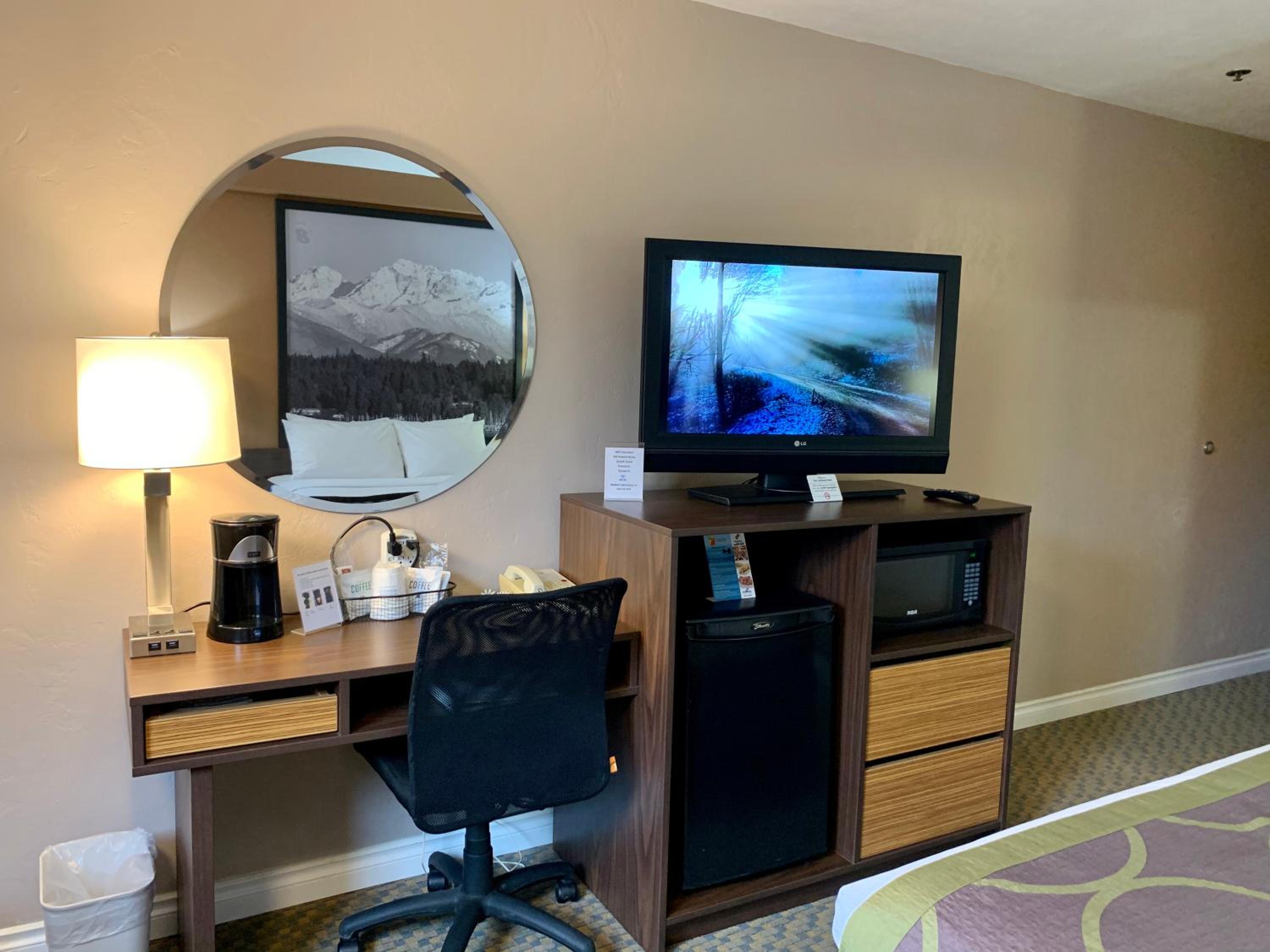 Deluxe Queen Room with Two Queen Beds - Non-Smoking - Photo 4