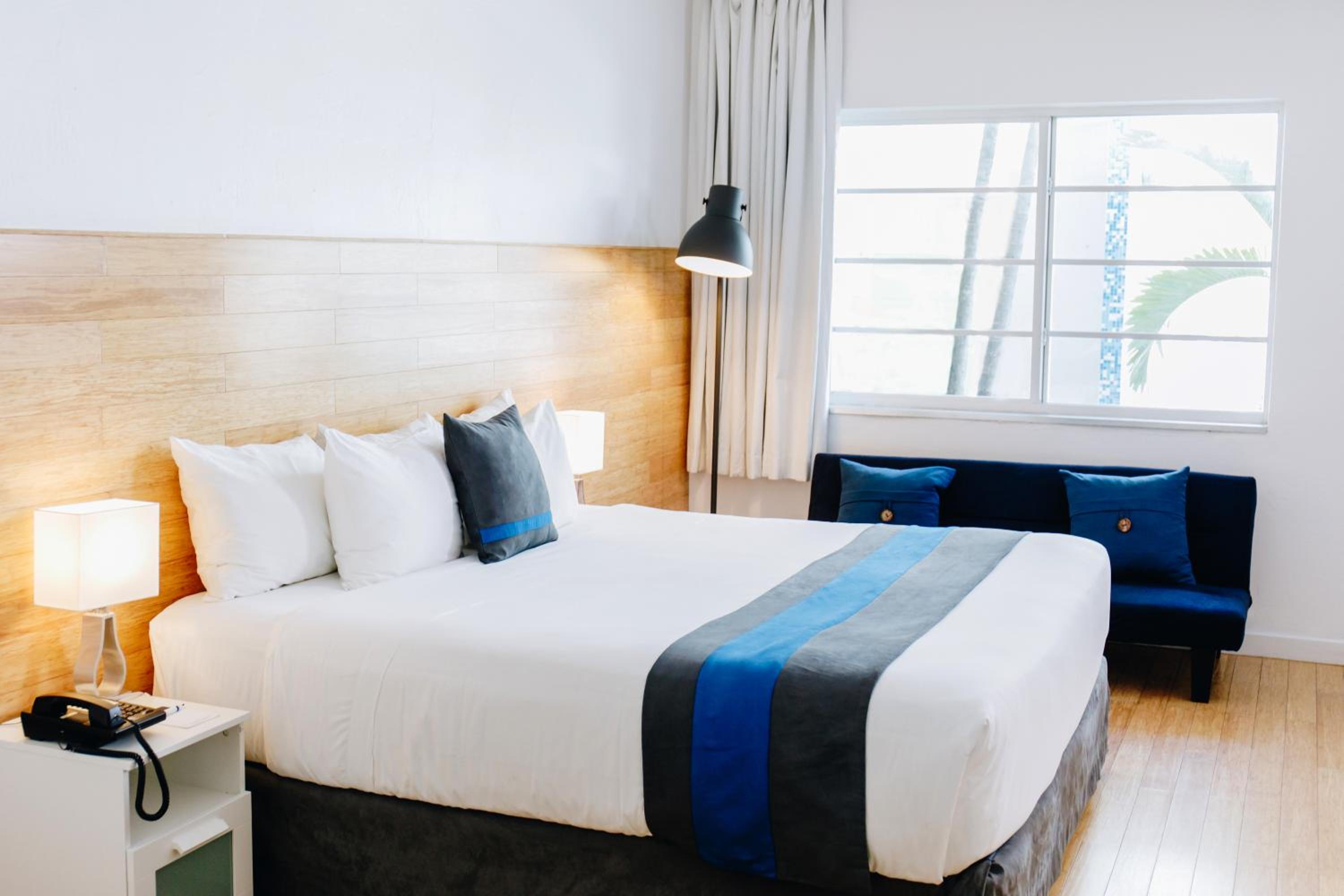 Standard King Room - Photo 3