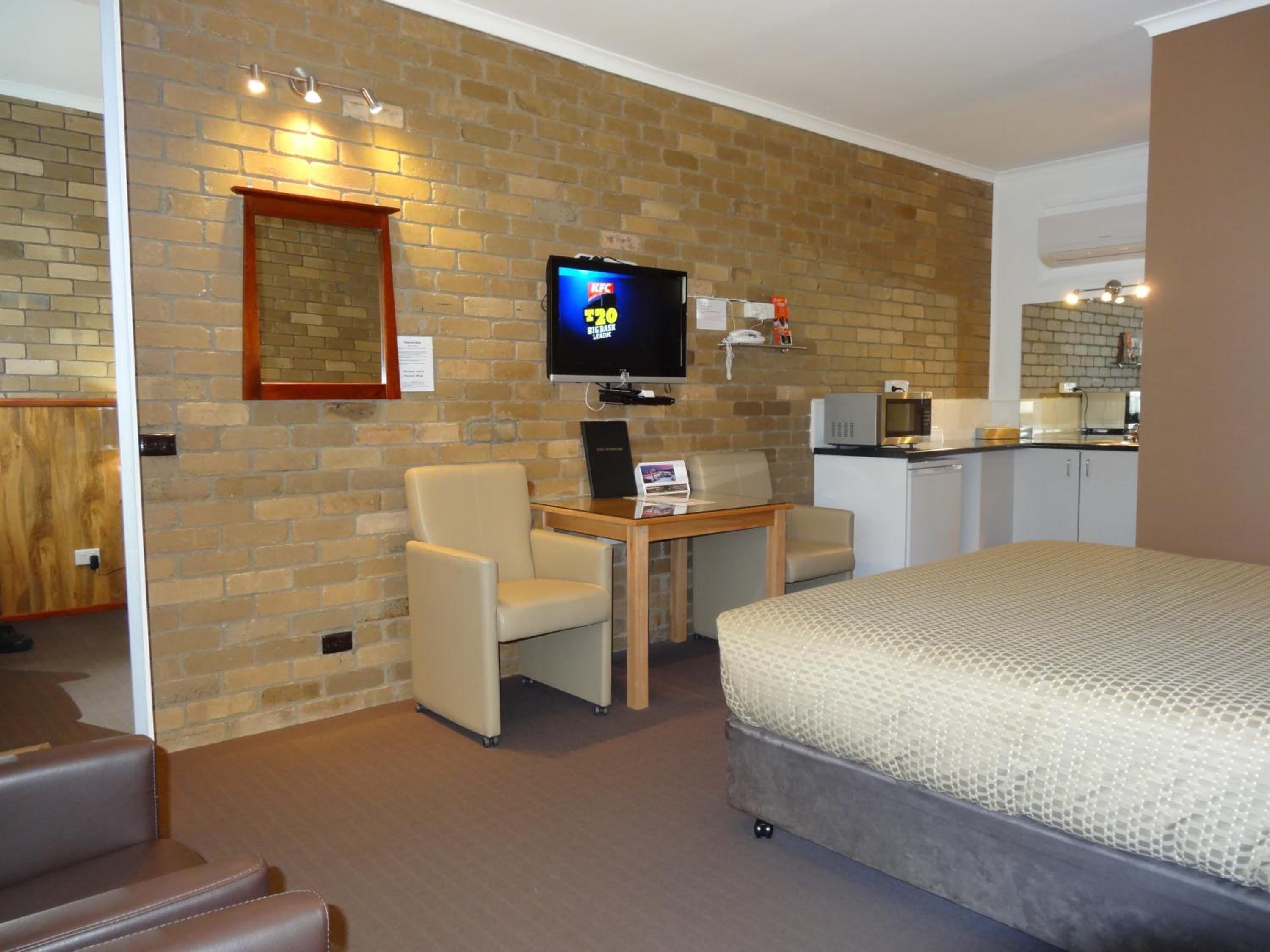 Queen Room photo 2