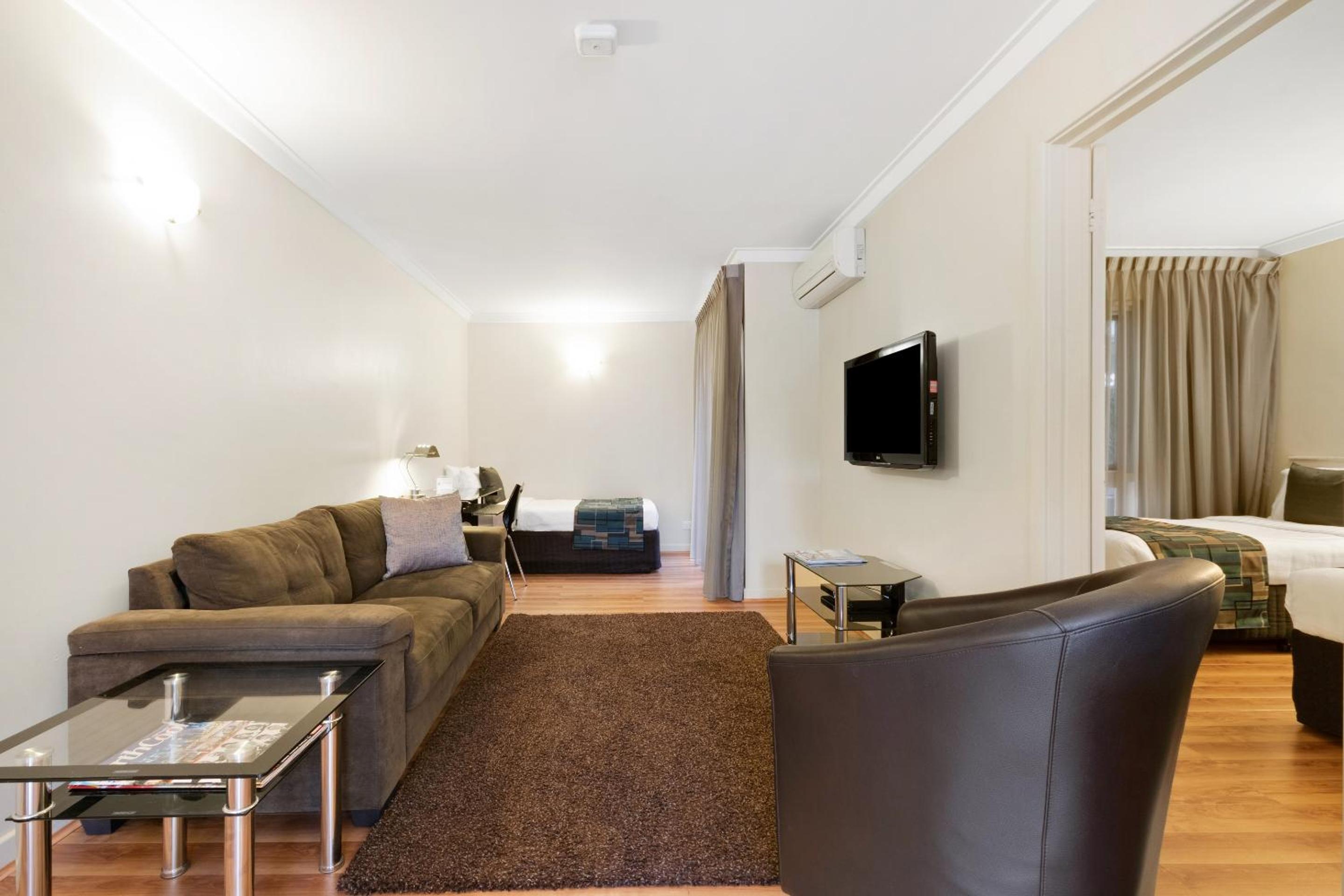 Classic One-Bedroom Triple Bed Suite thumbnail 6
