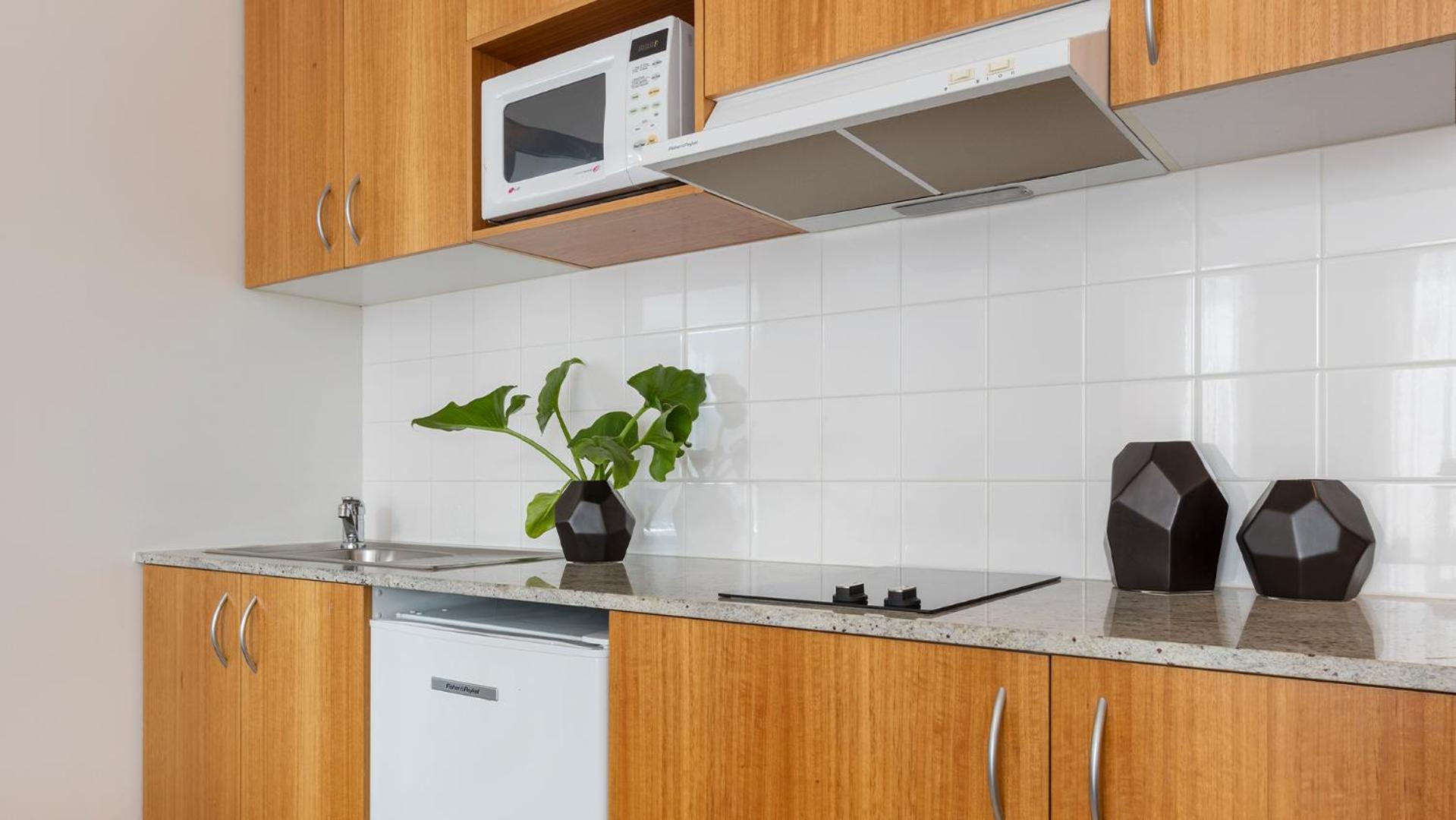 Studio Apartment with City View - No Housekeeping - Photo 3