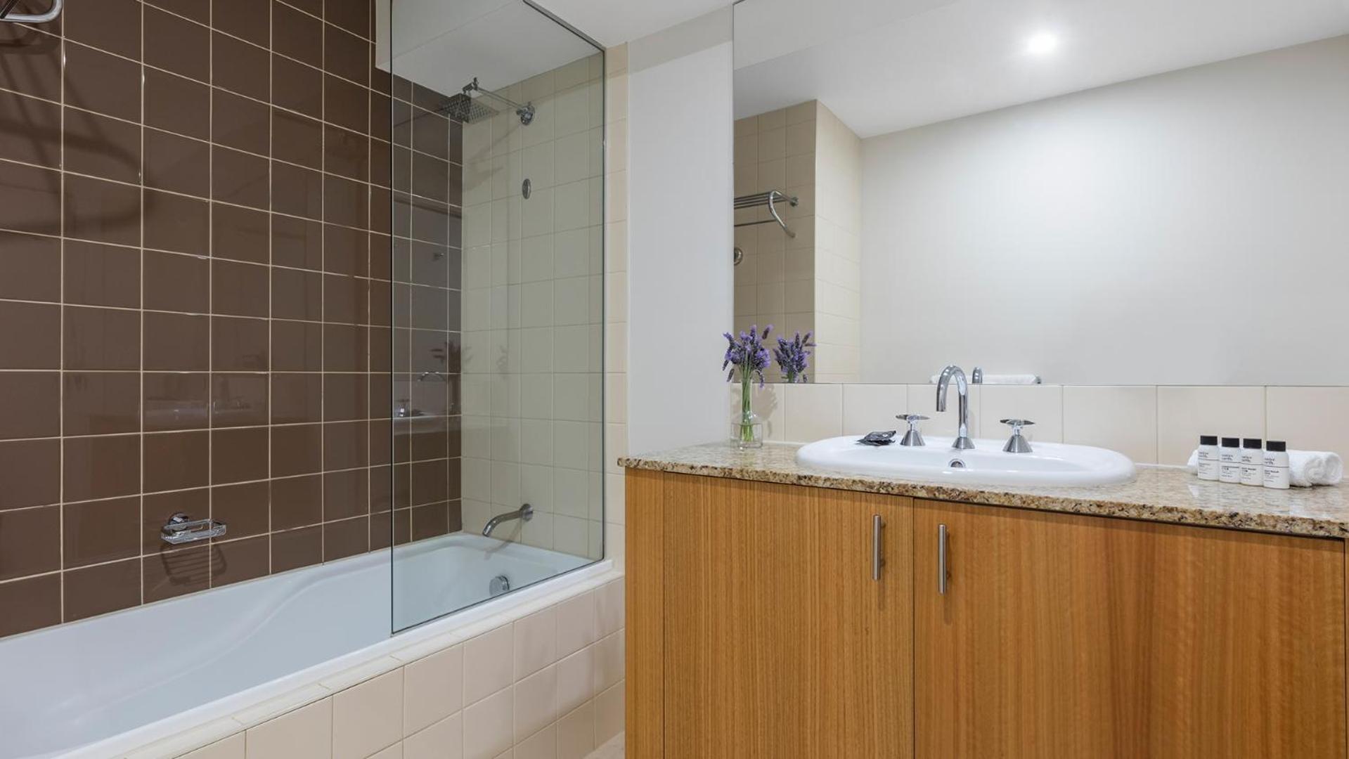 Studio Apartment with City View - No Housekeeping - Photo 4