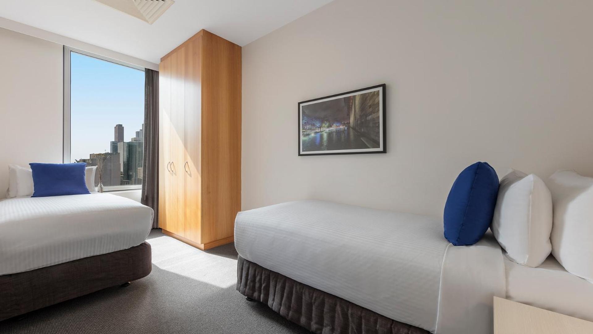 Two-Bedroom Apartment with City View - Photo 4