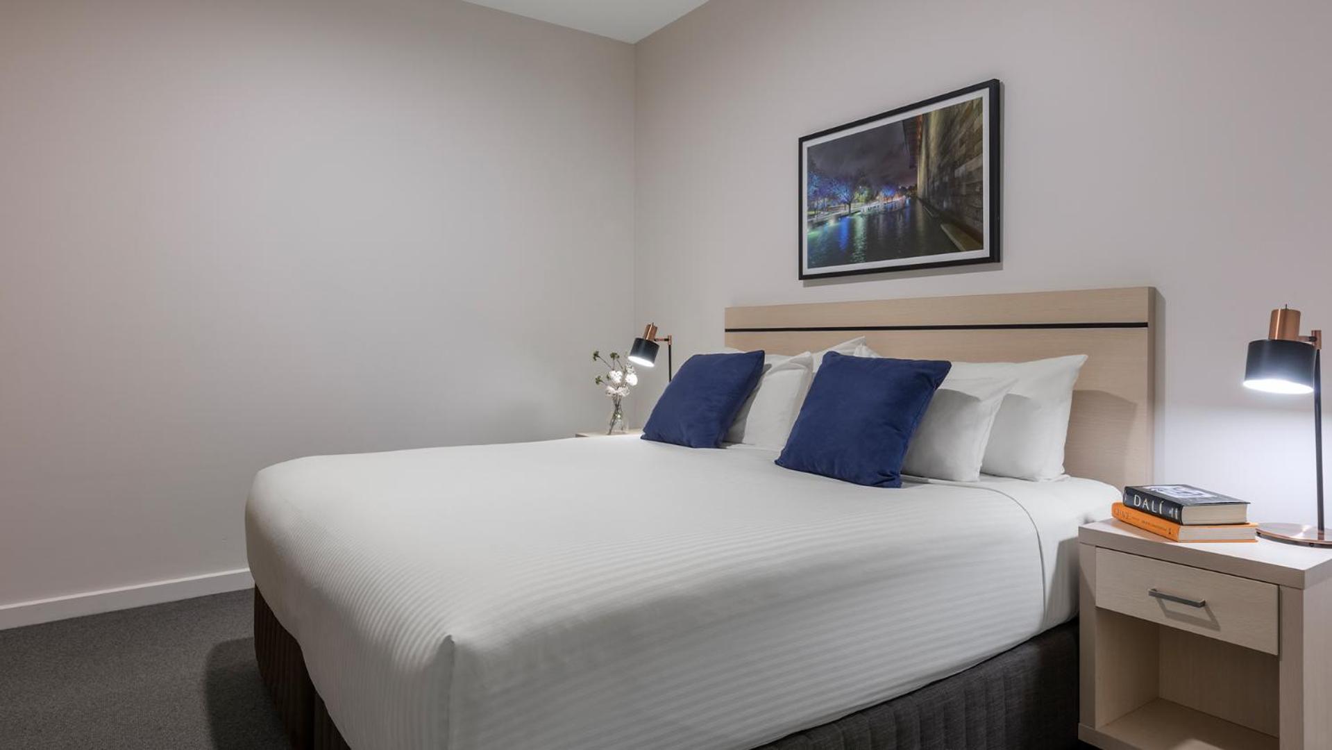 Two-Bedroom Apartment with City View - Photo 3