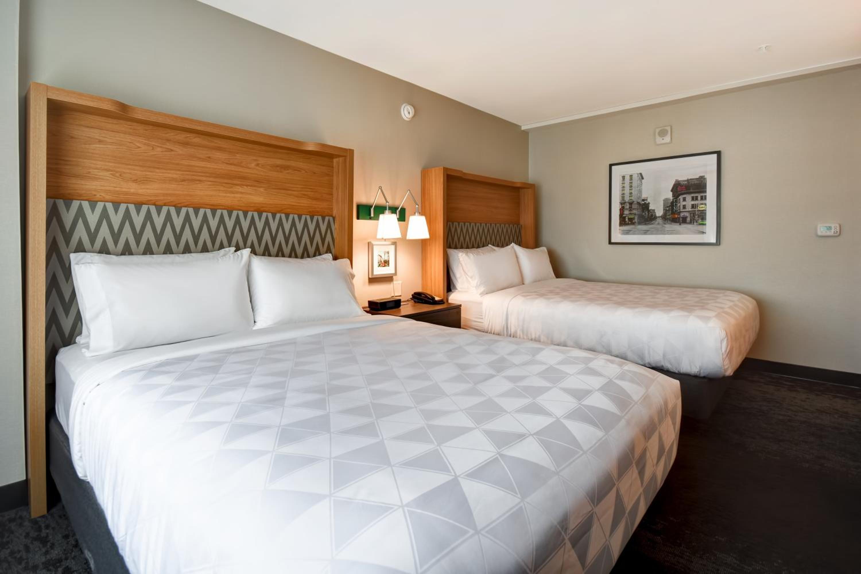 Standard Room with Two Queen Beds photo 2