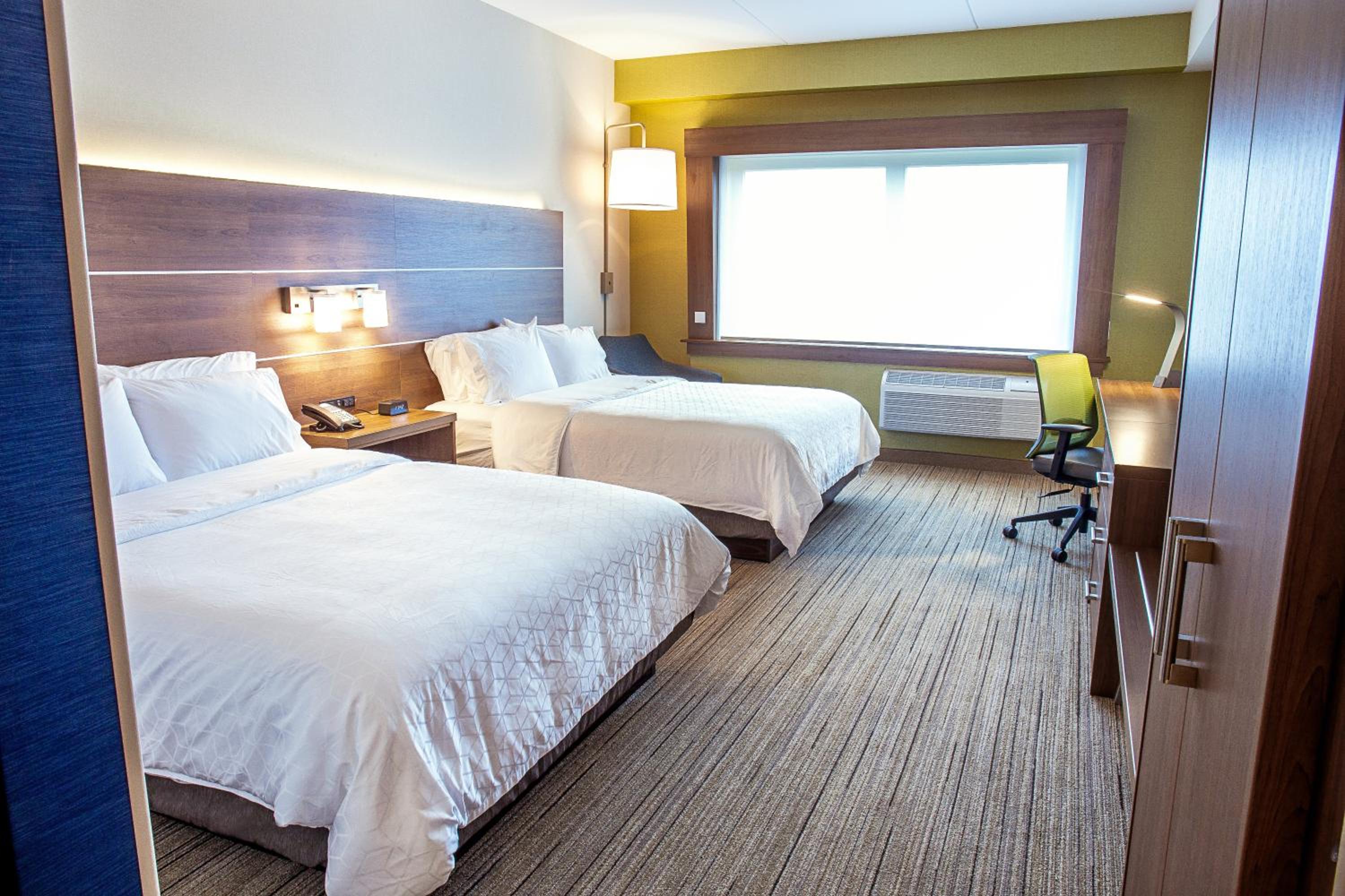 Standard Queen Room with Two Queen Beds - Photo 6