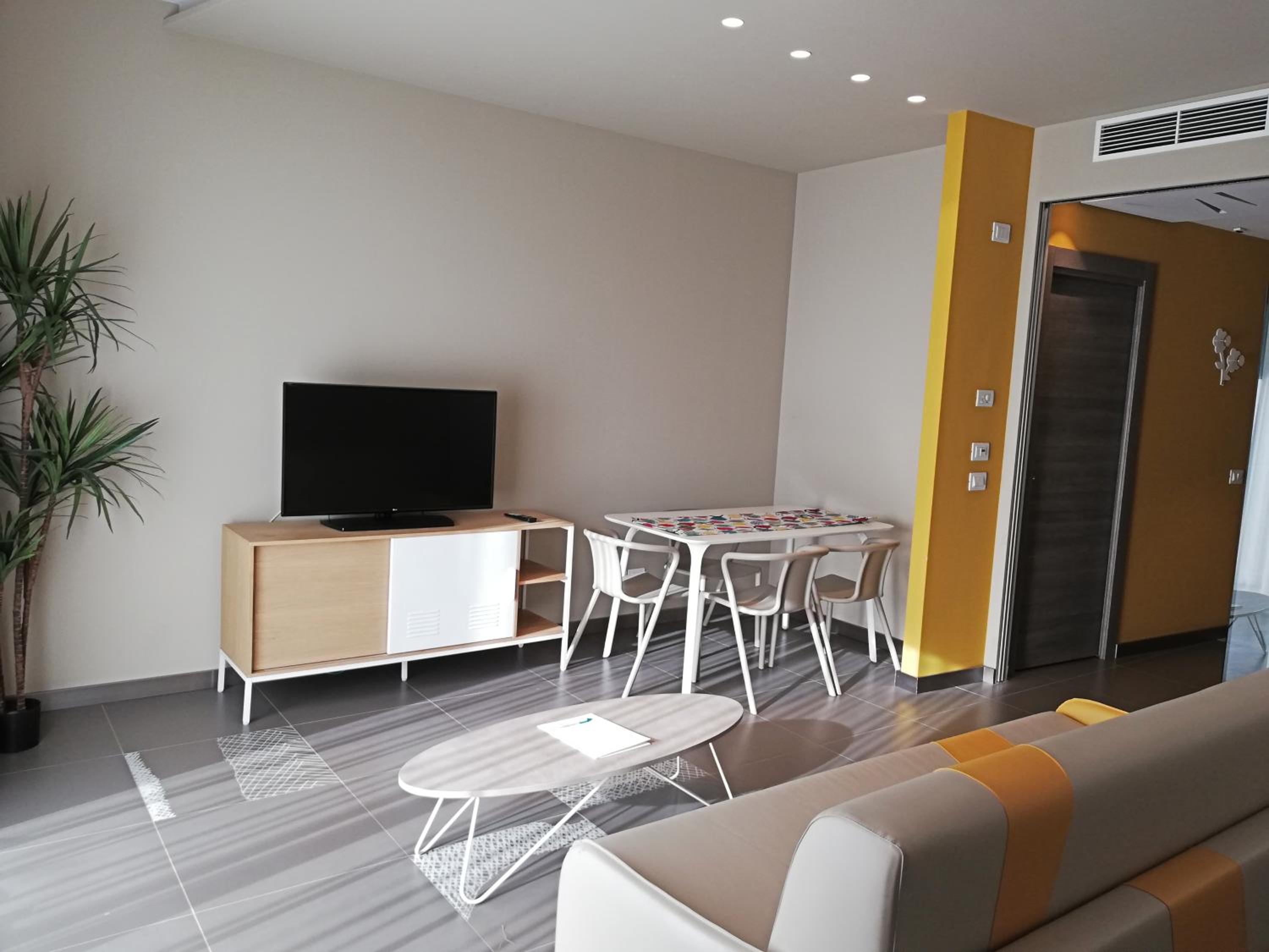 Deluxe Apartment photo 3