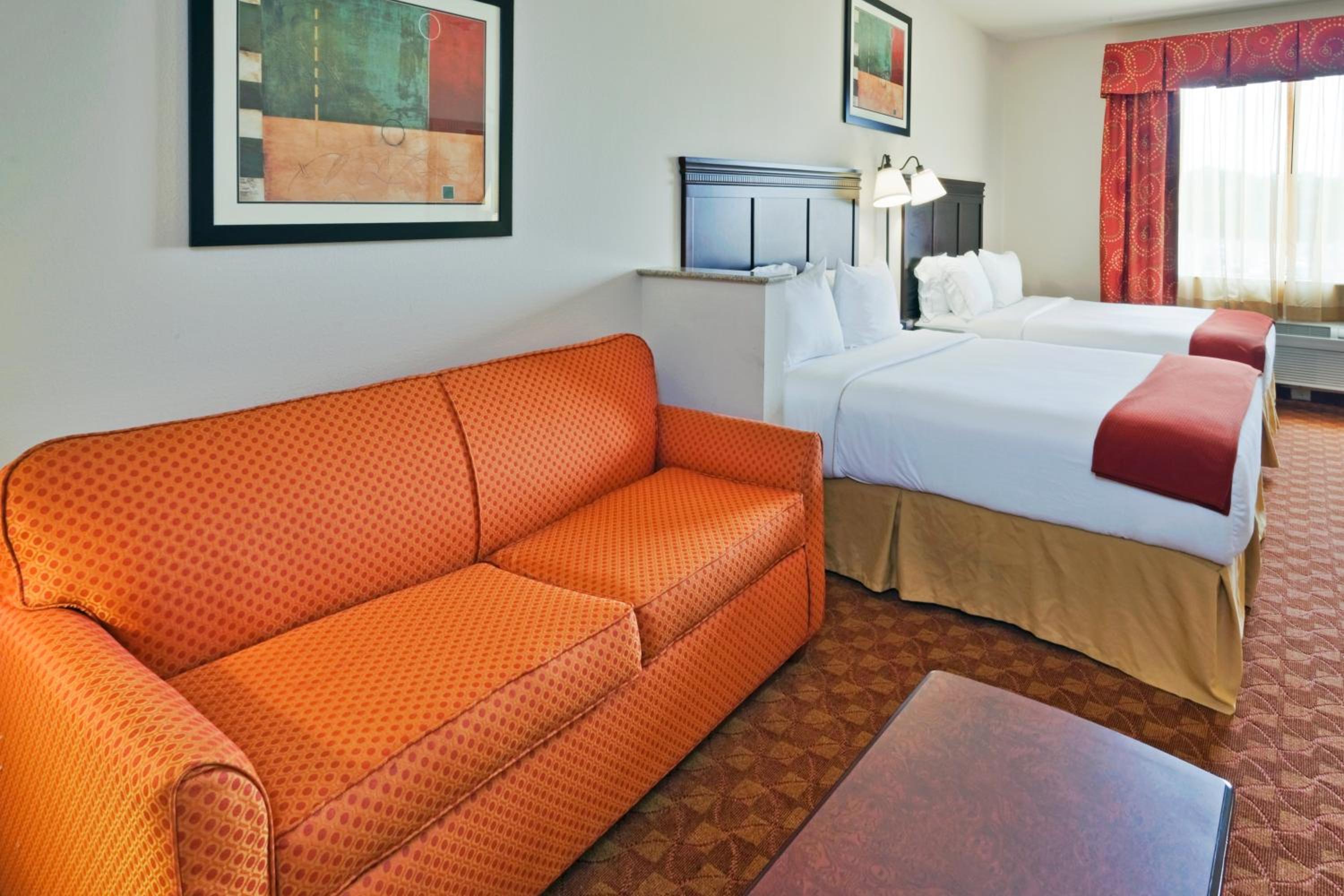 Queen Suite - Photo 2