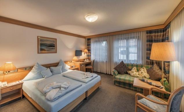 Double Room with Balcony - Photo 7