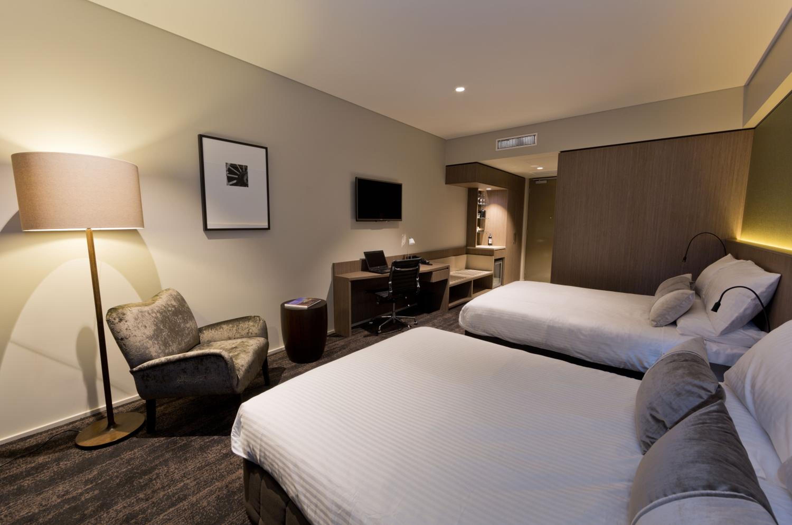 Superior Twin Room thumbnail 6