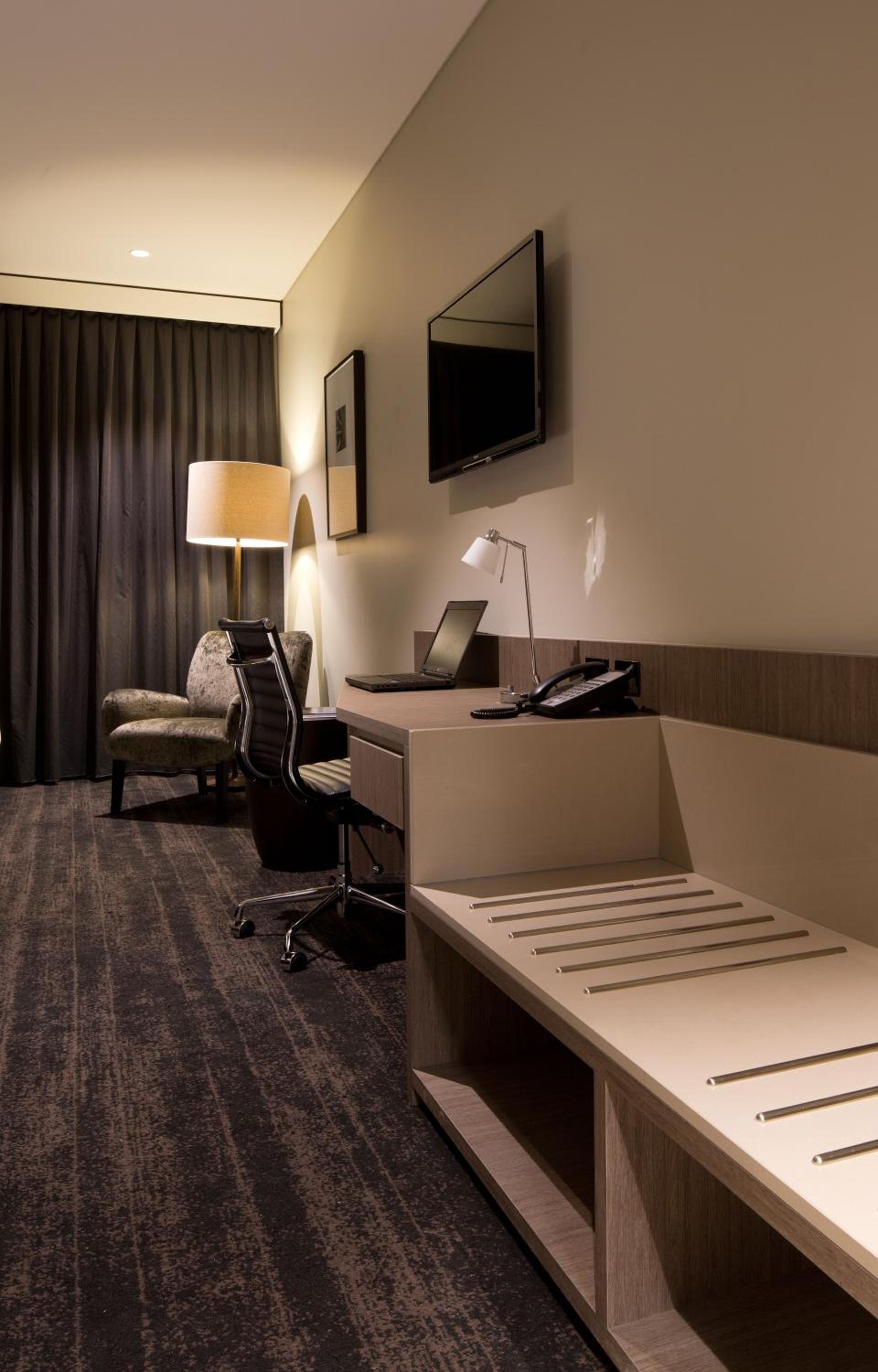 Superior King Room thumbnail 5