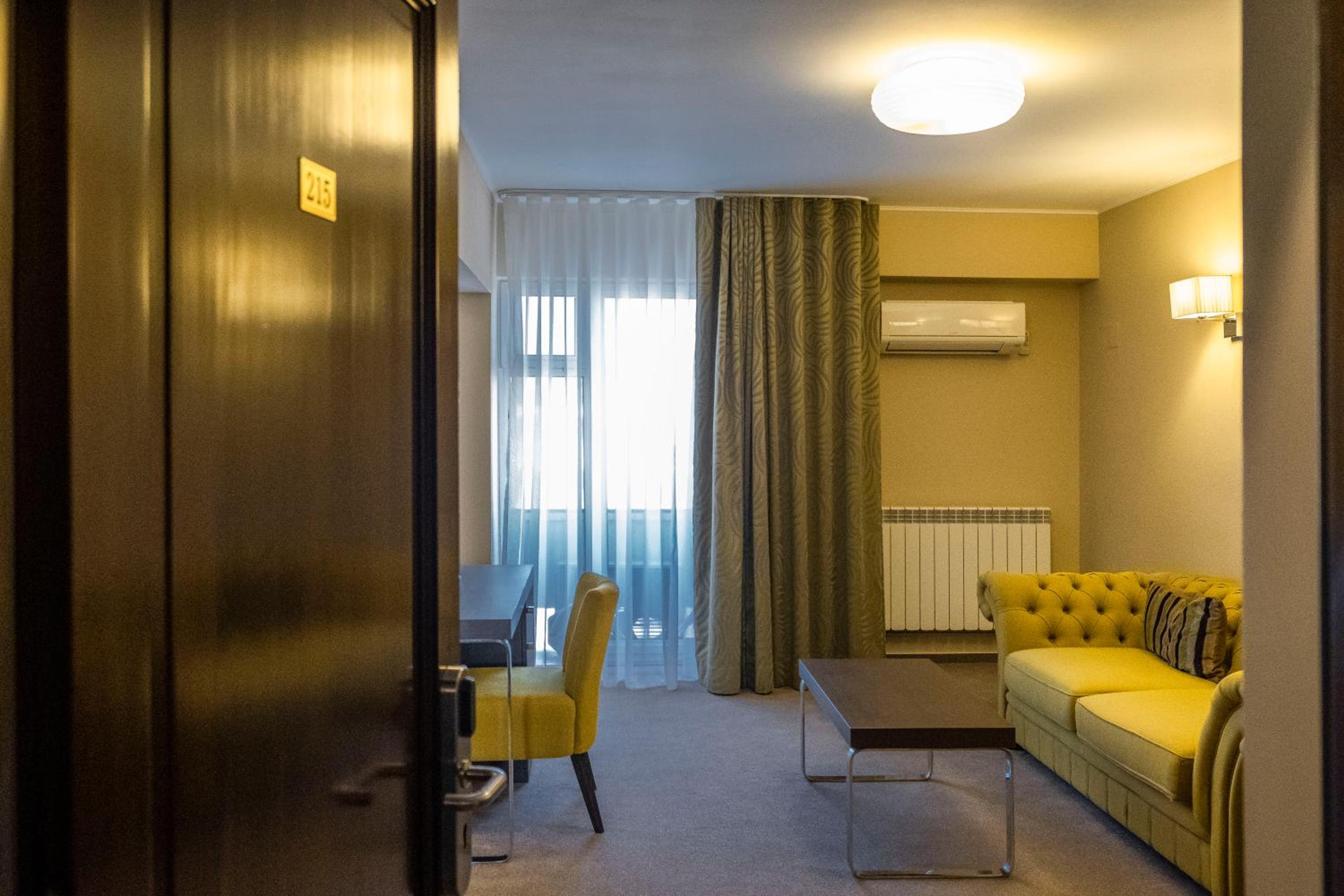 Deluxe Room (2 Adults + 1 Child) - Photo 1