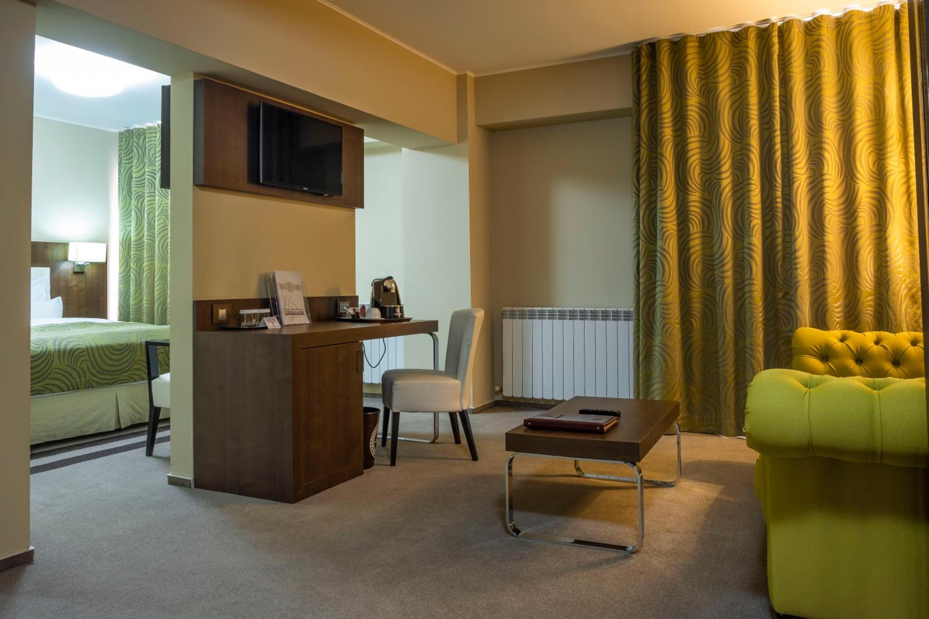 Deluxe Room (2 Adults + 1 Child) - Photo 5