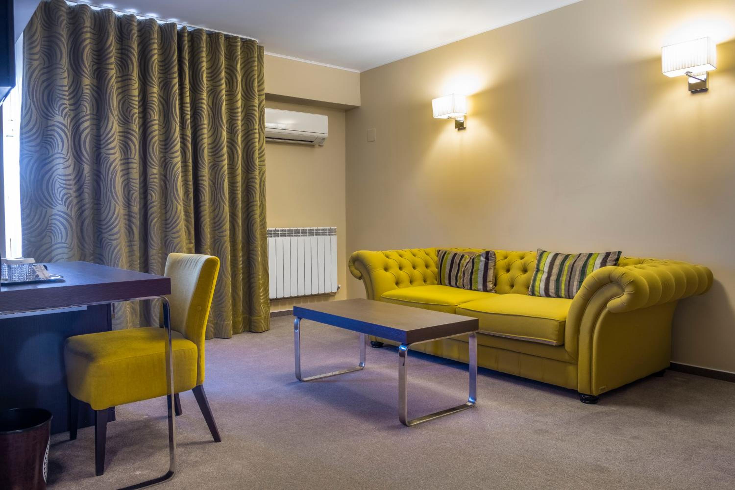 Deluxe Room (2 Adults + 1 Child) - Photo 4