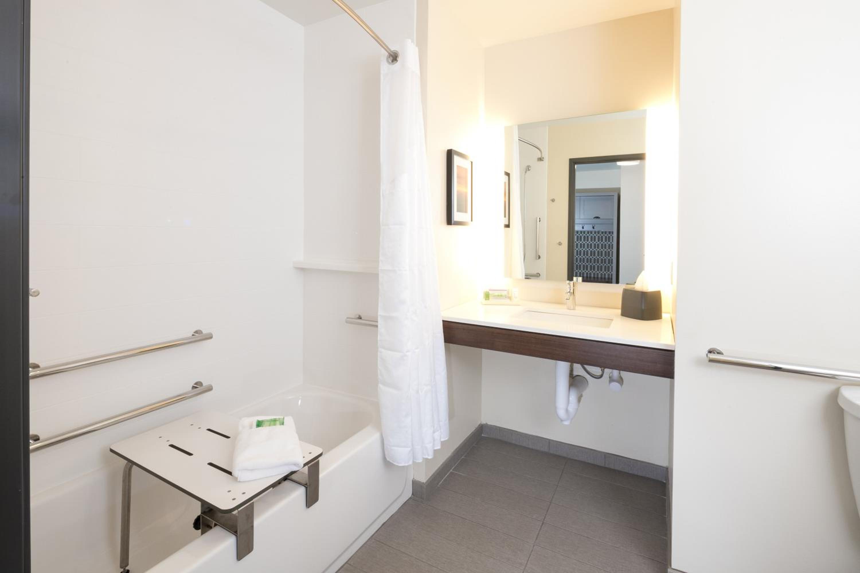 King Room - Mobility Access/Hearing Accessible - Photo 4