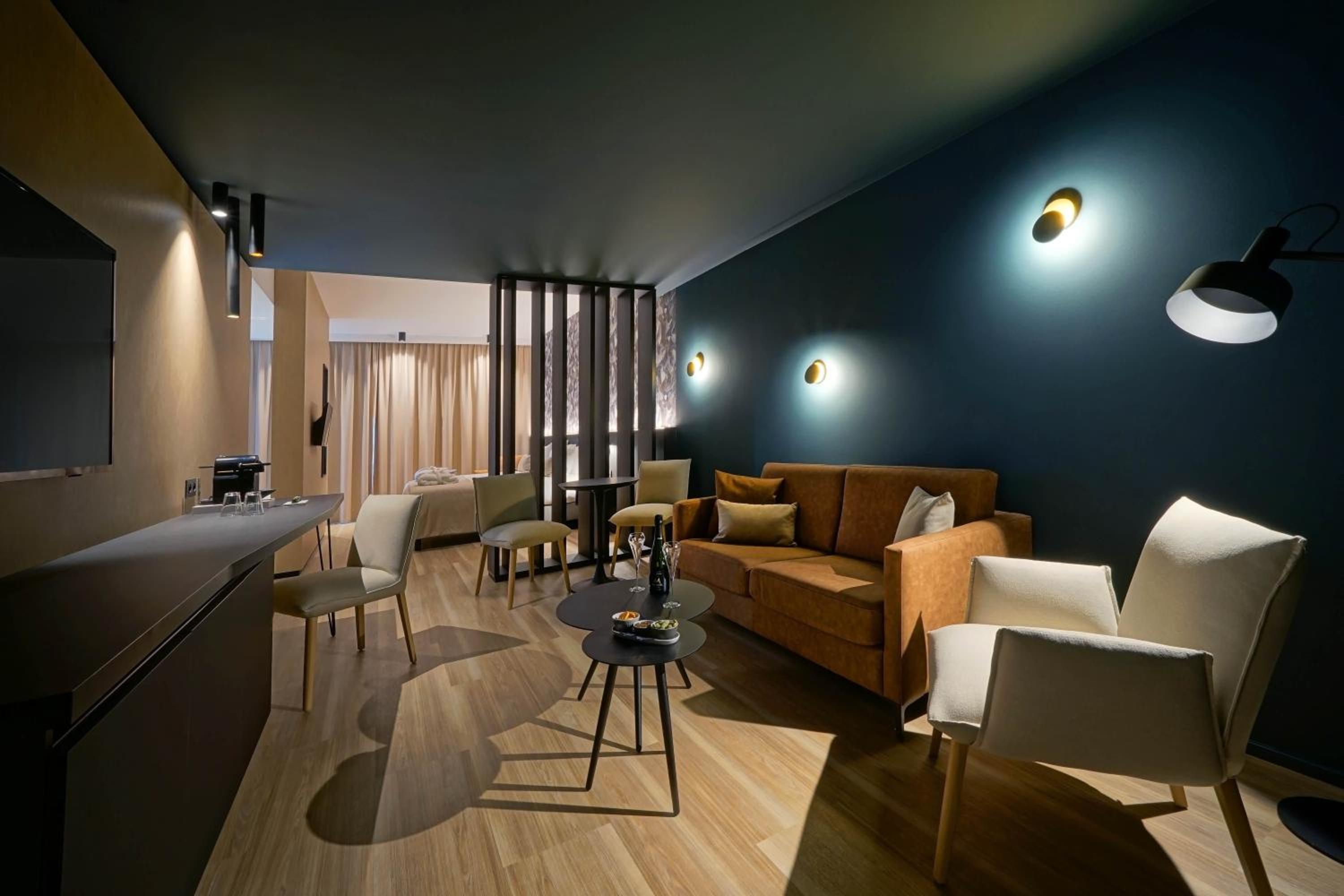 Executive Suite - Photo 2