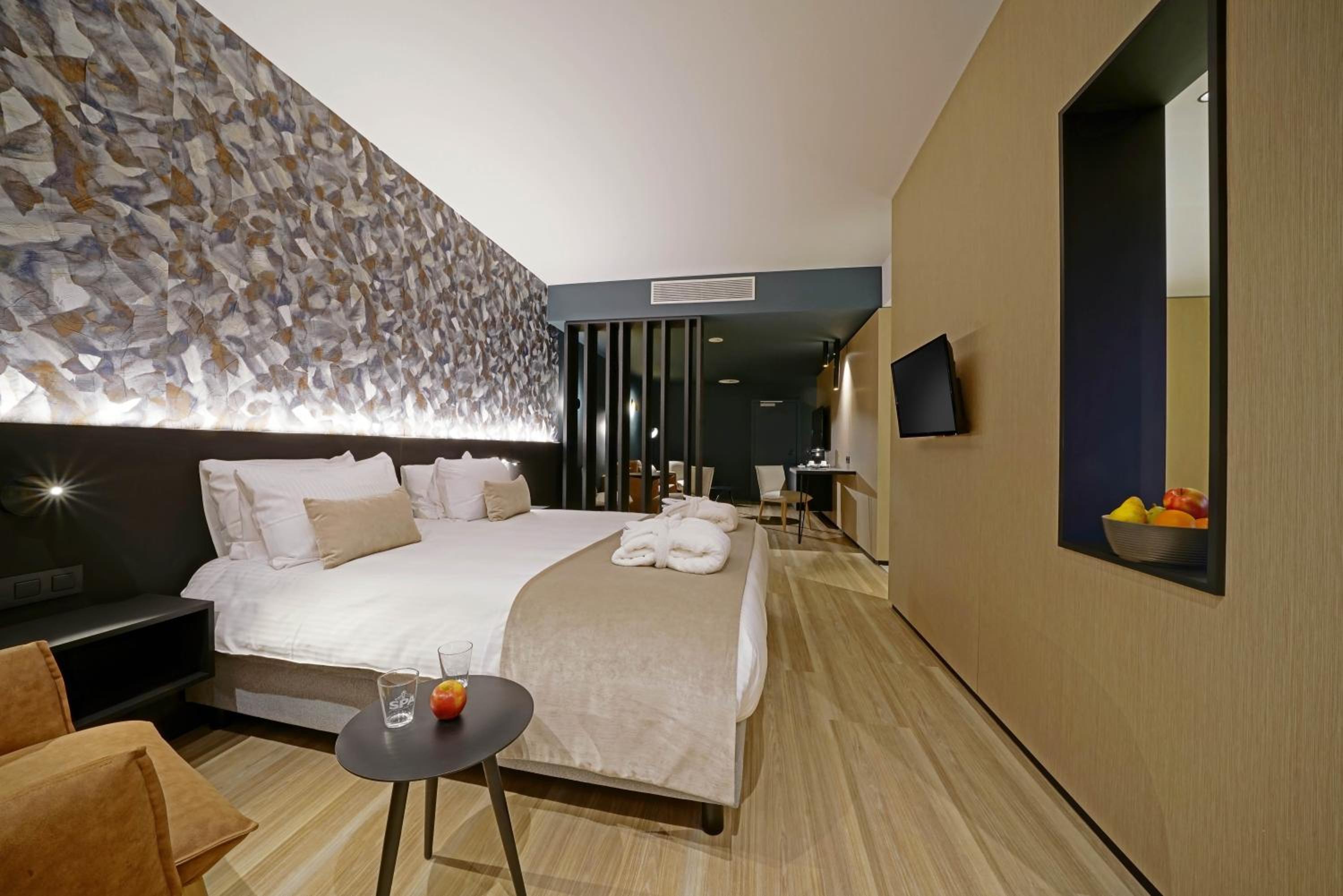Executive Suite - Photo 6