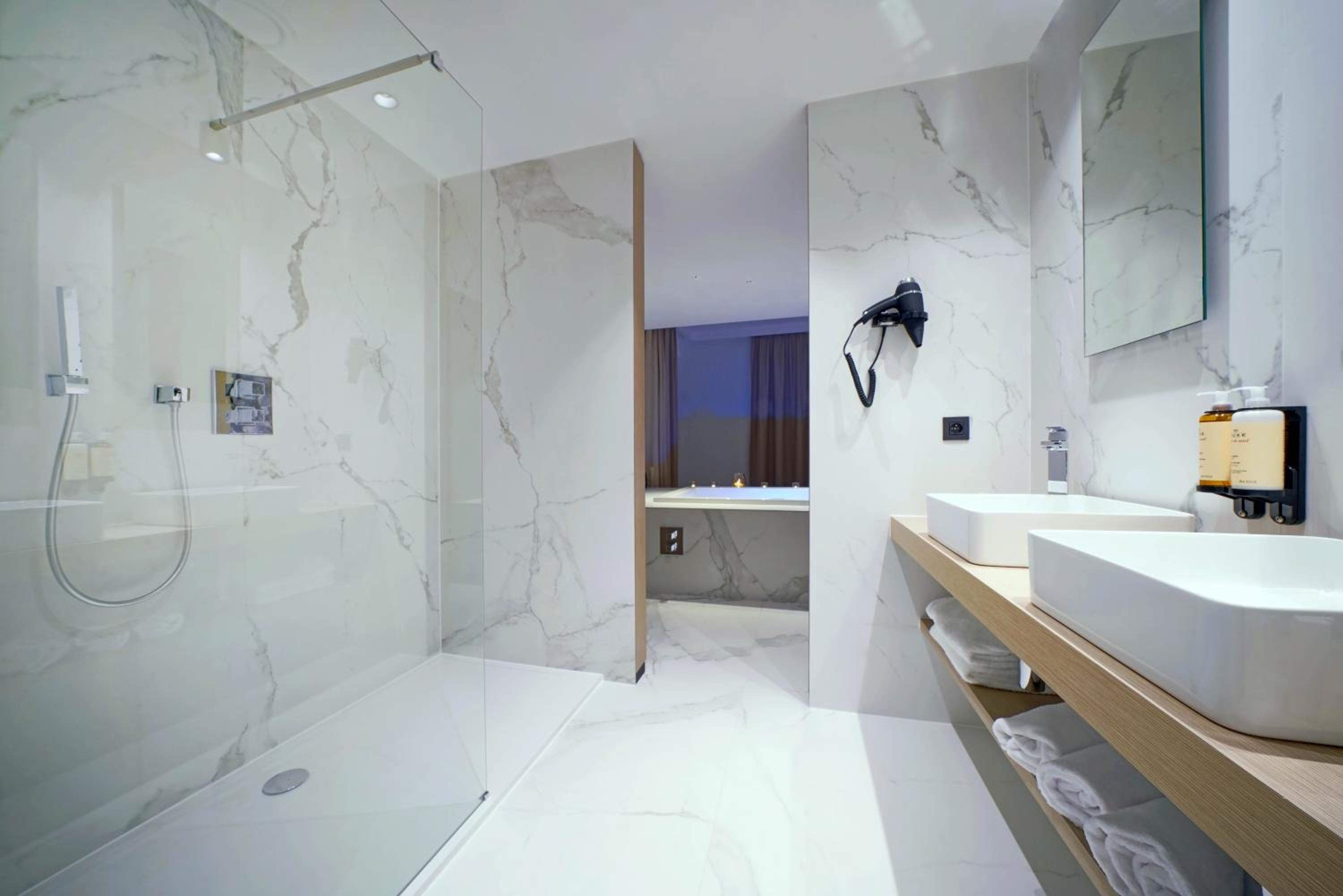 Executive Suite - Photo 3