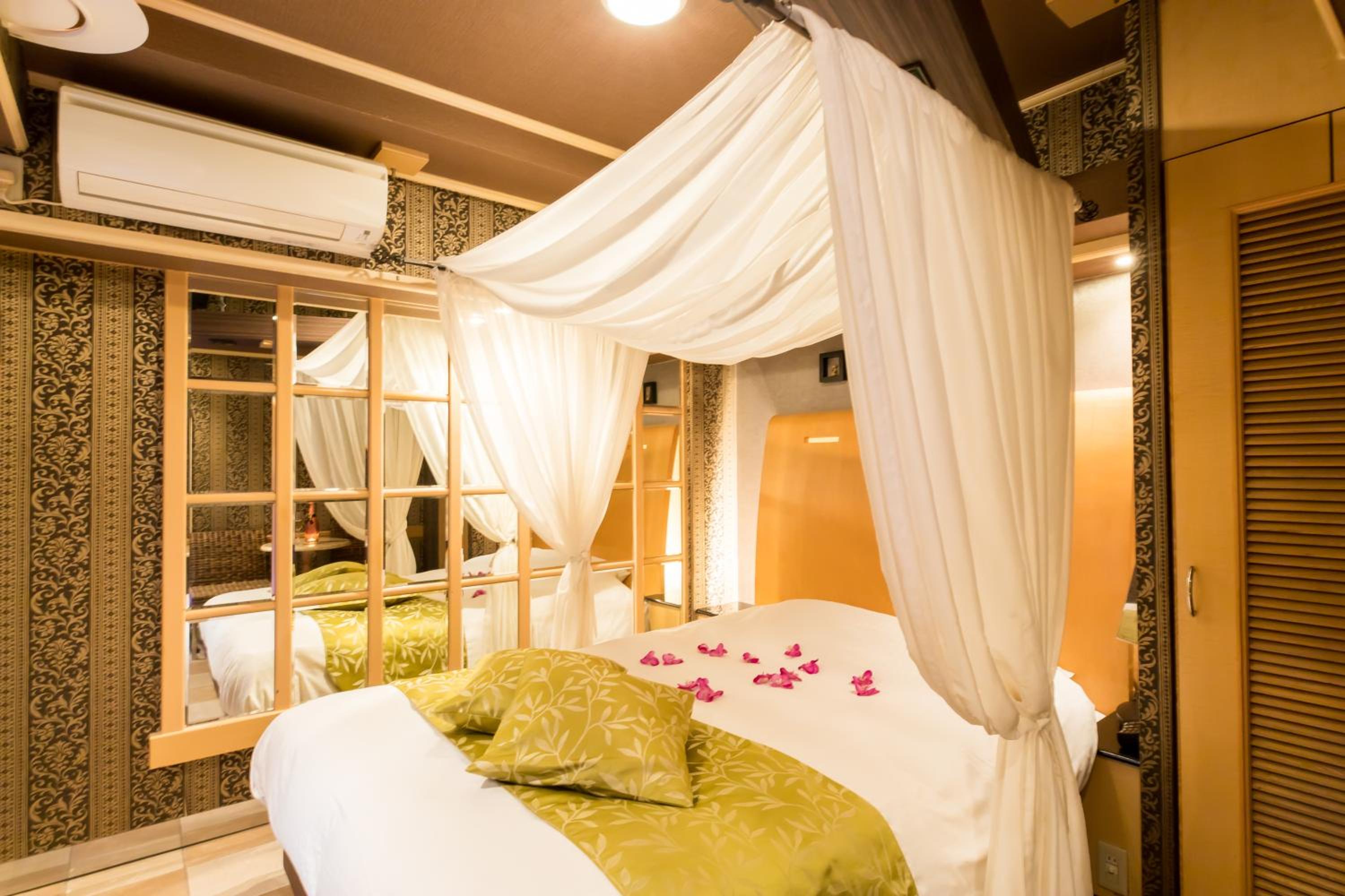 Queen Room with Balcony photo 1
