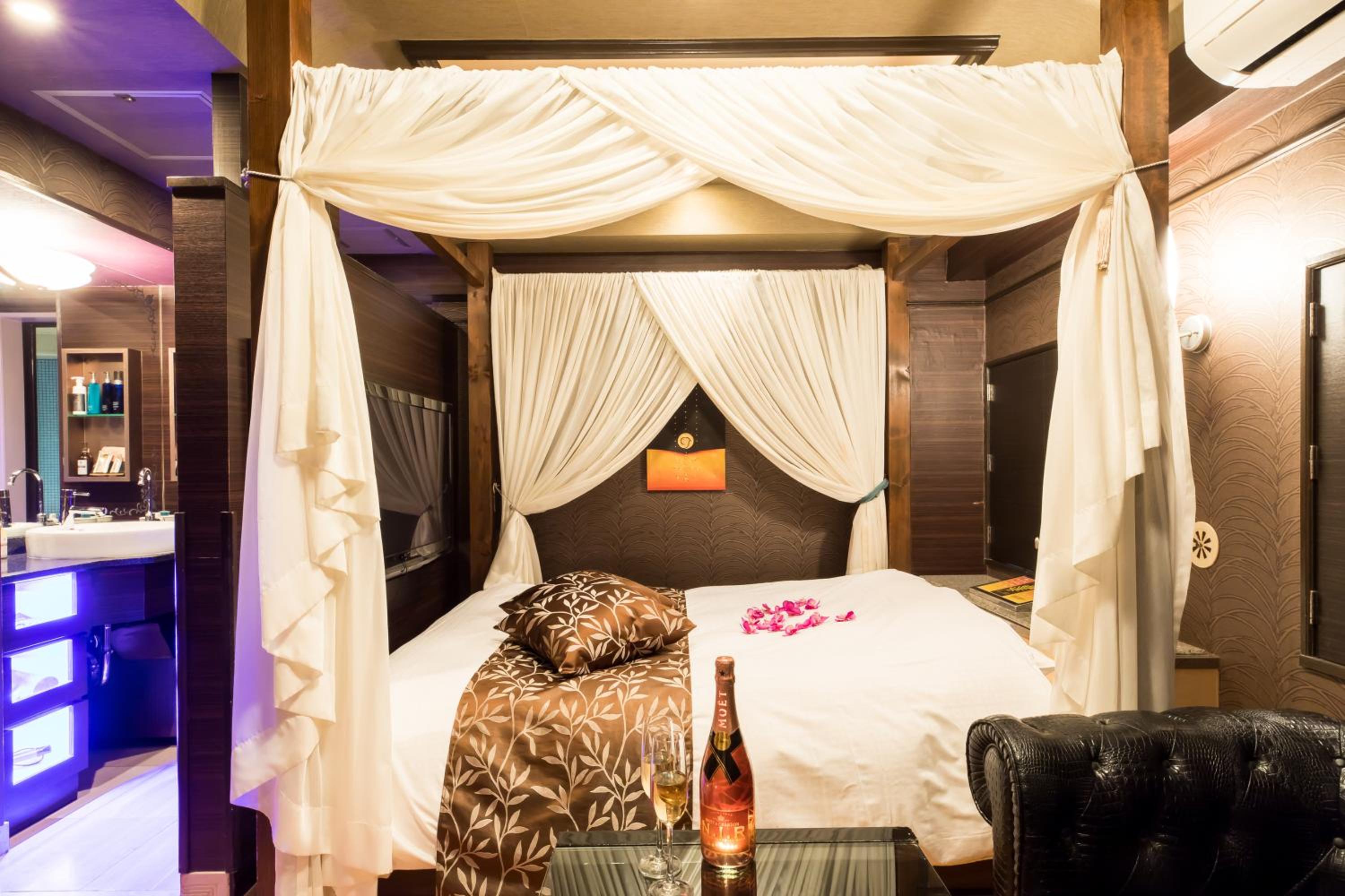 Queen Room with Balcony photo 3
