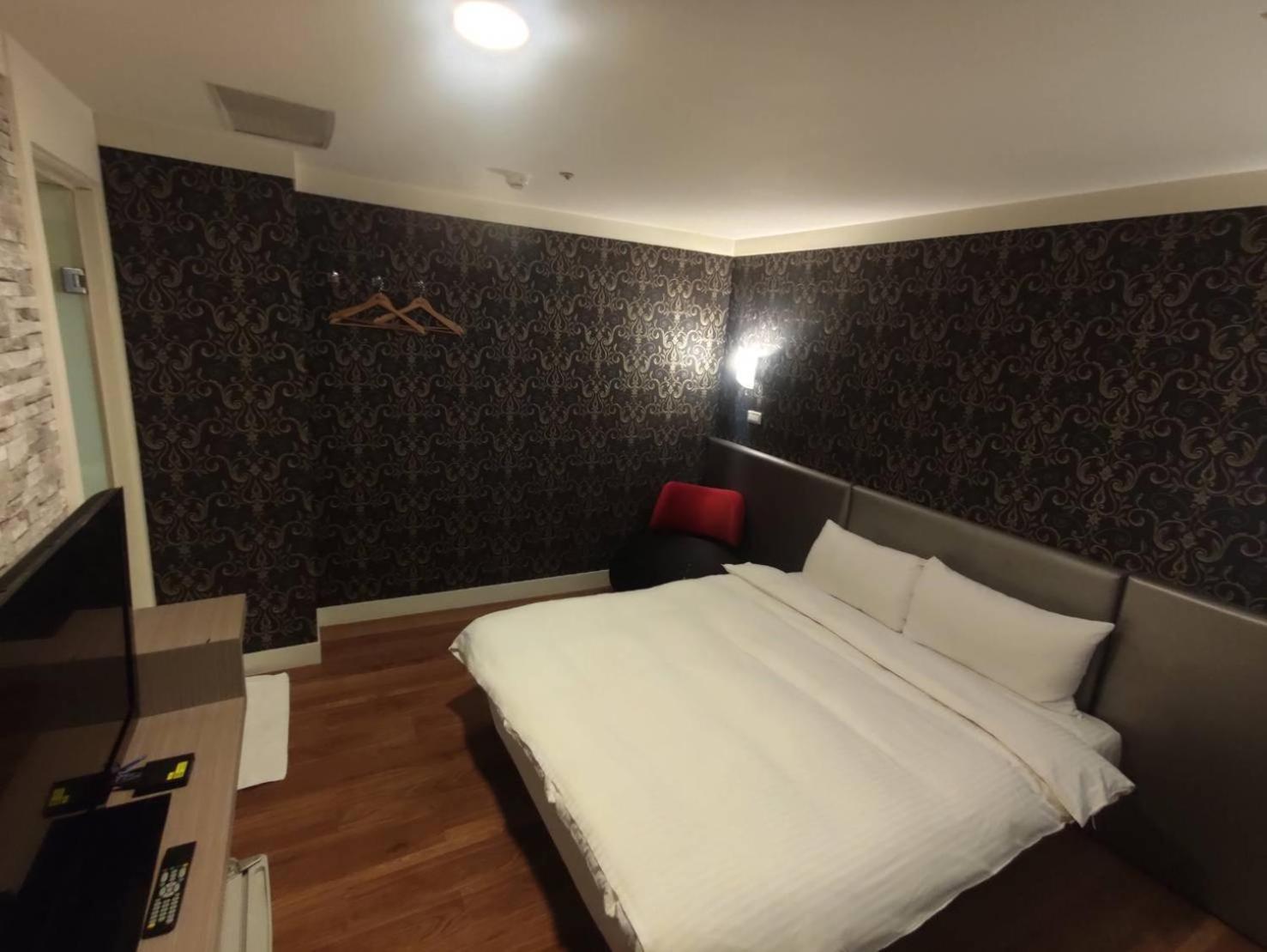 Budget Double Room - No Window photo 3