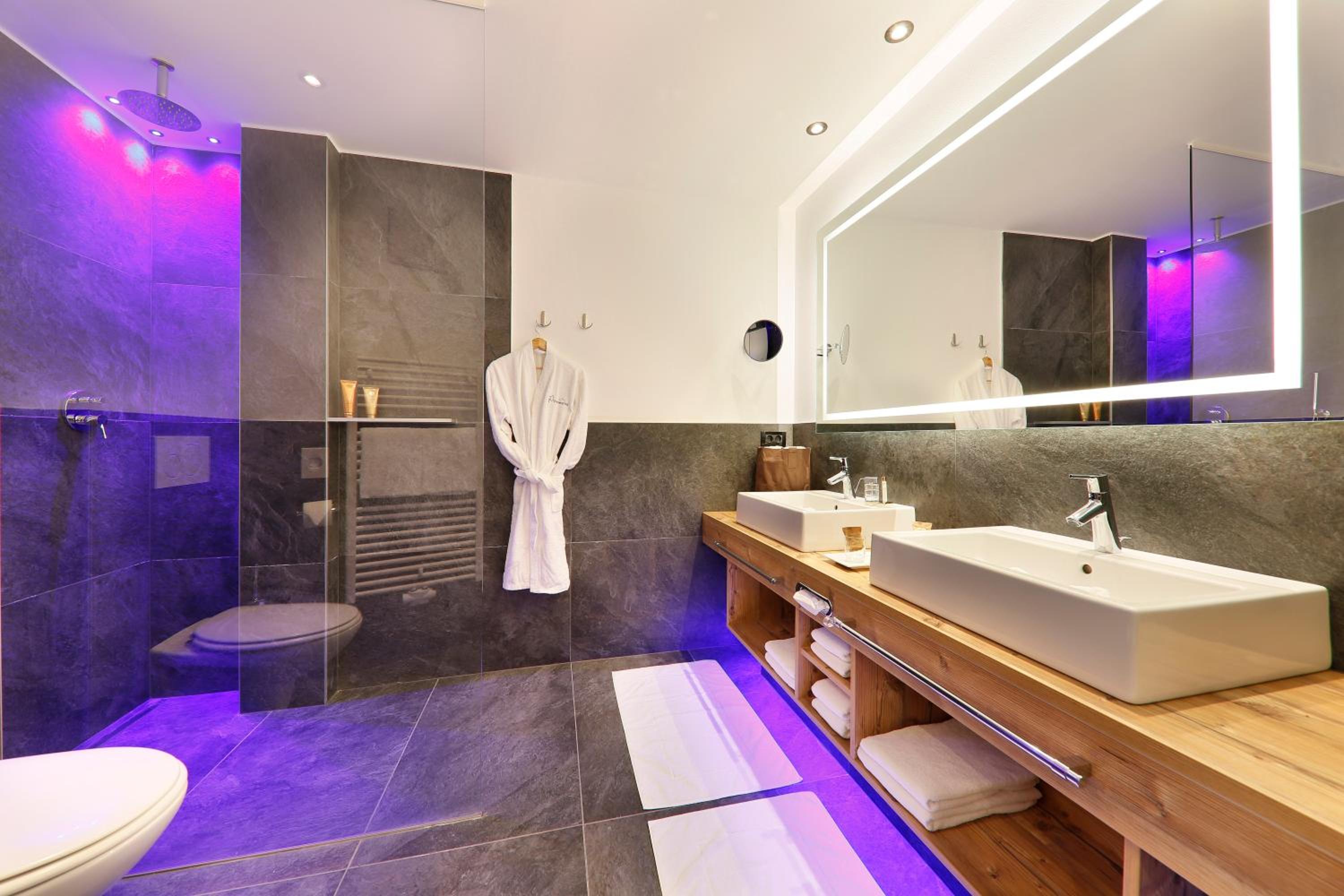 Deluxe Double Room with Shower photo 3