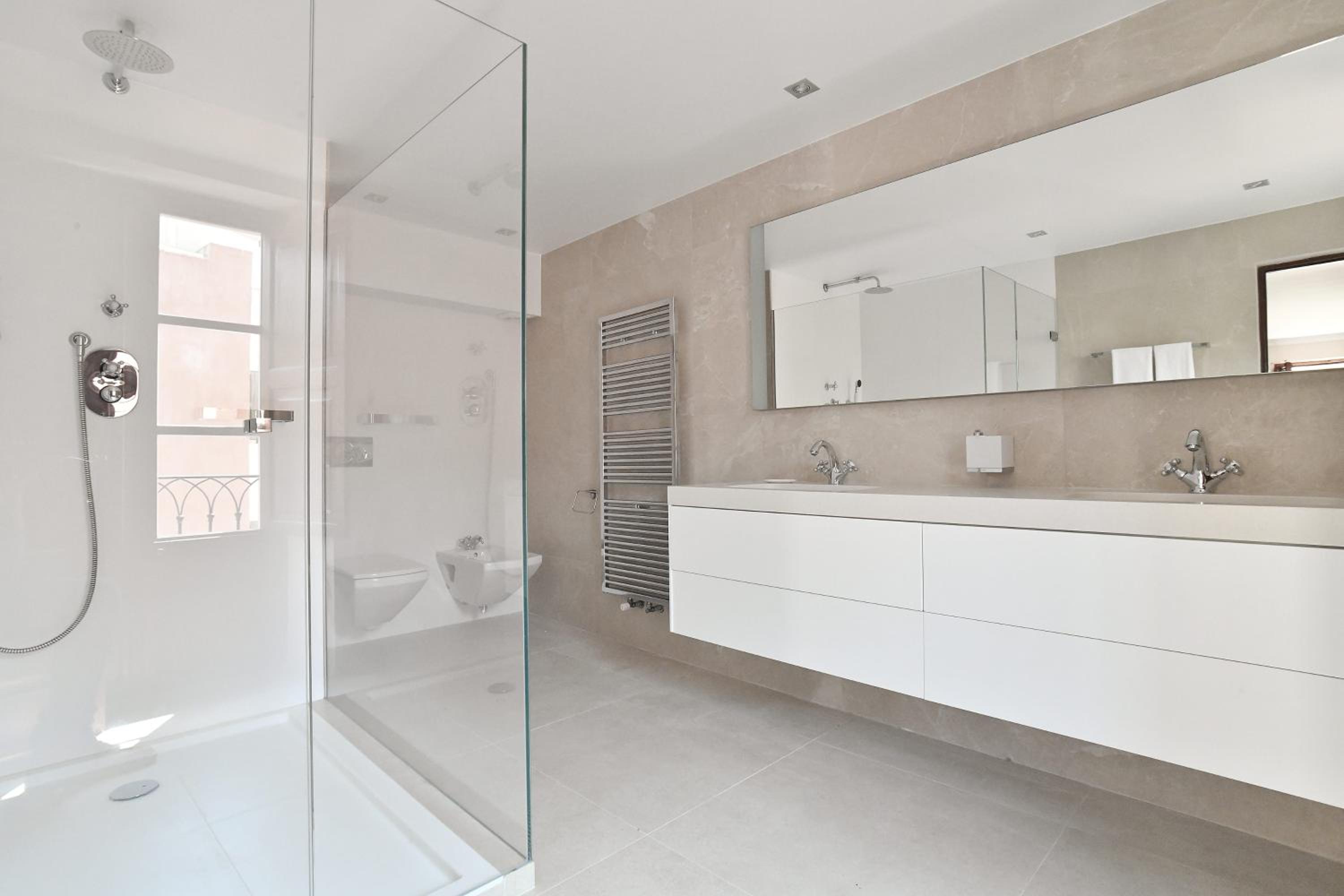 Suite with Terrace thumbnail 6