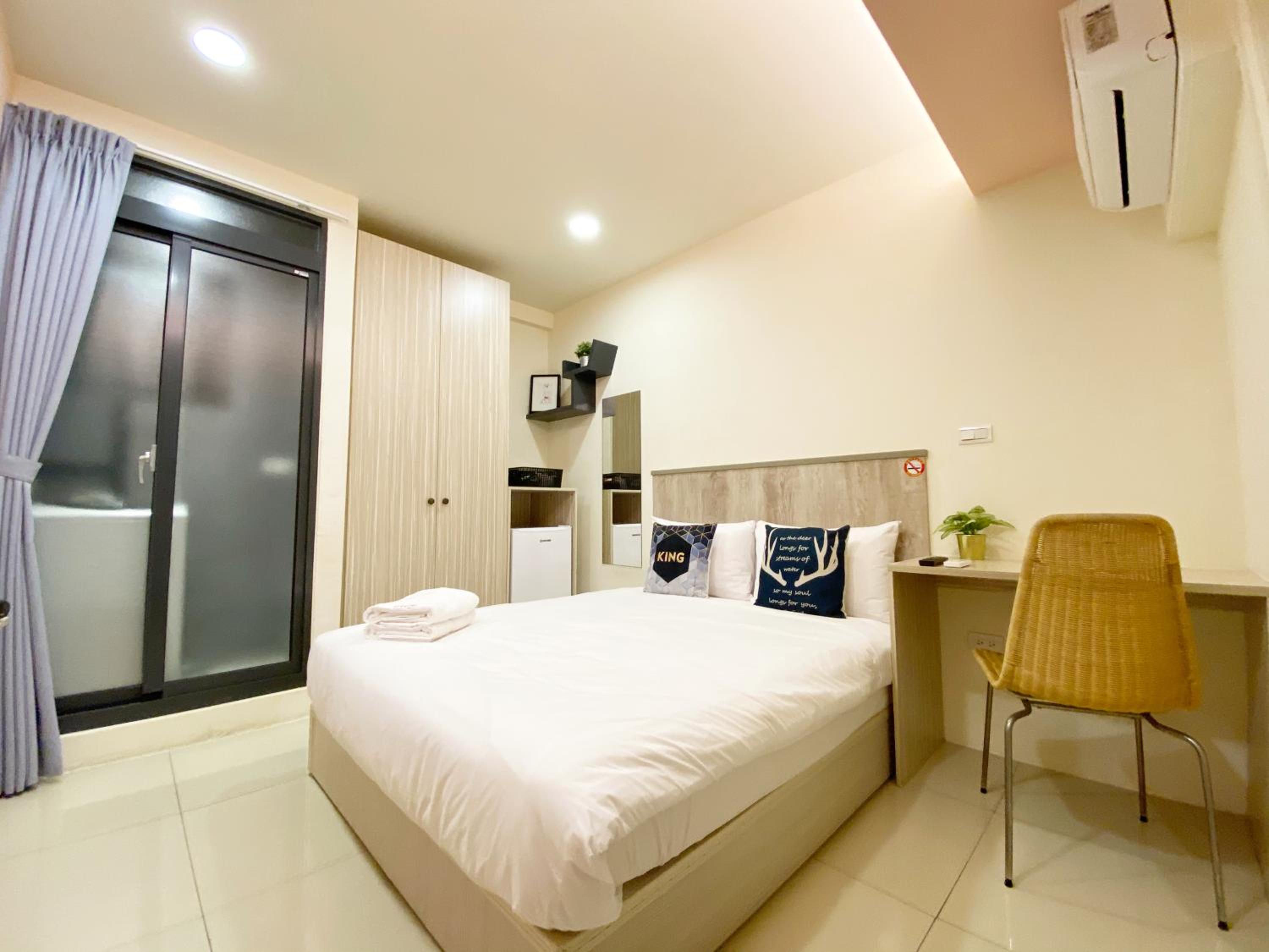 Deluxe Double Room with Shower - Photo 12
