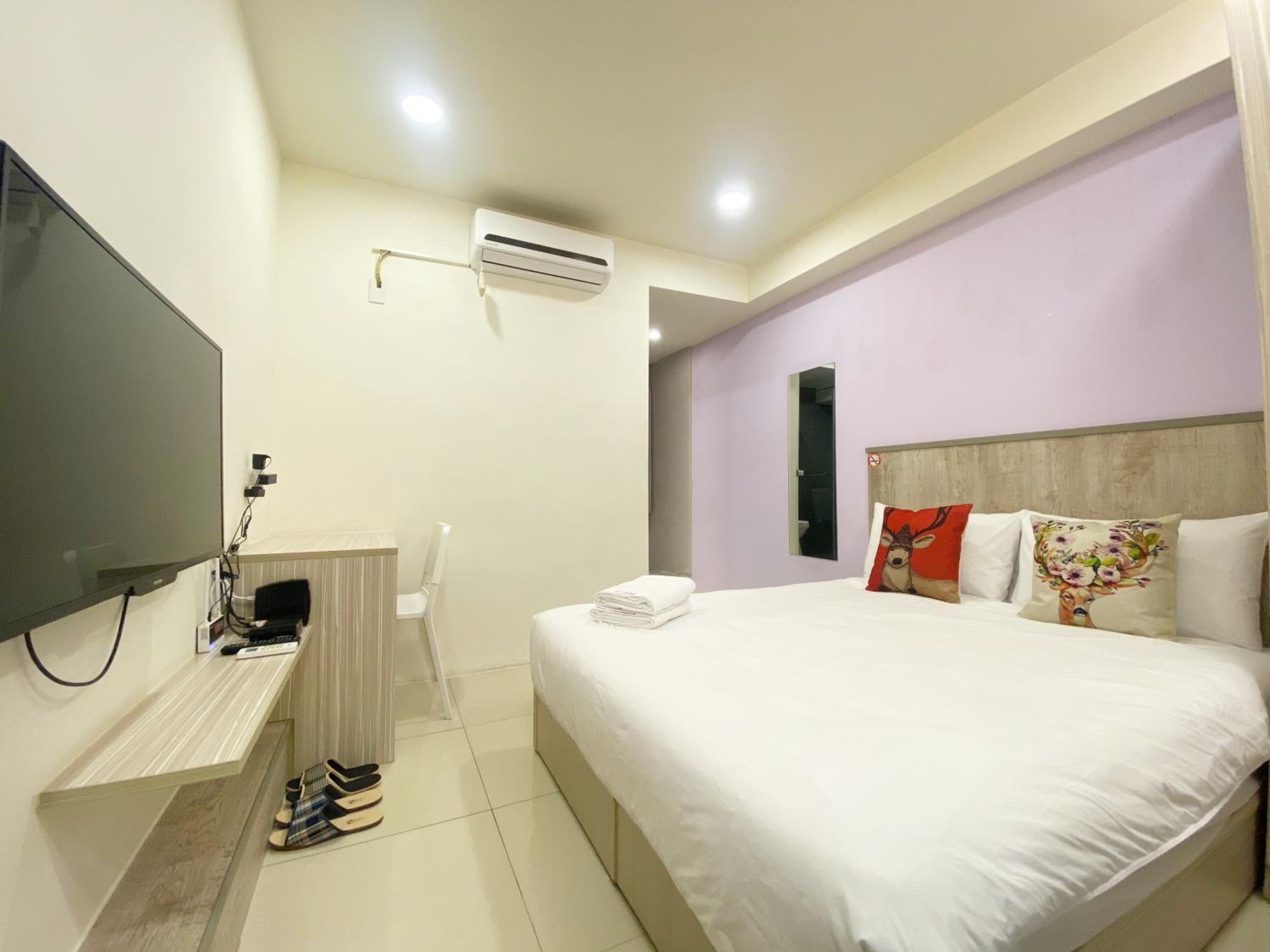 Deluxe Double Room with Shower - Photo 5