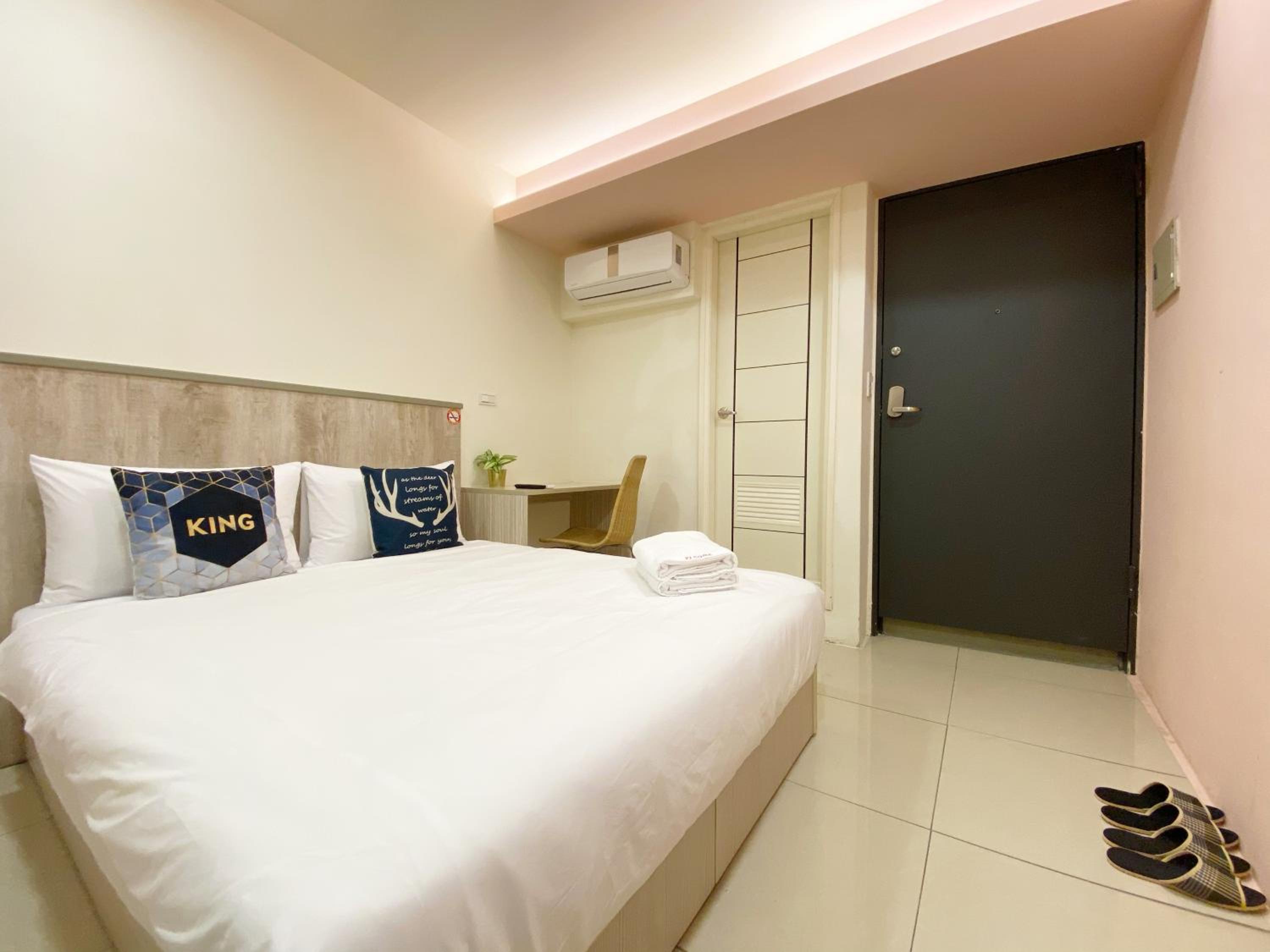 Deluxe Double Room with Shower - Photo 9