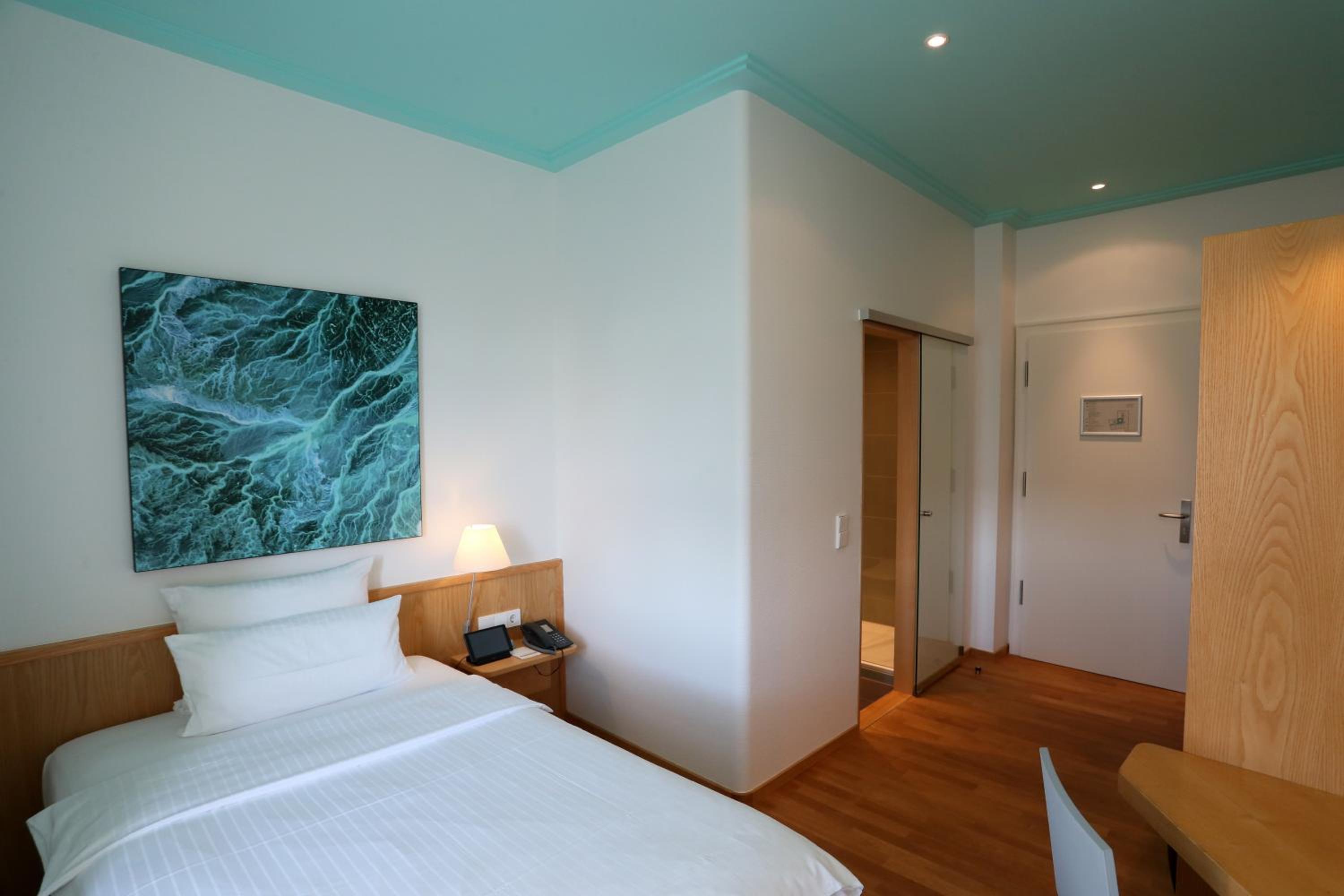 Cozy Single Room thumbnail 5