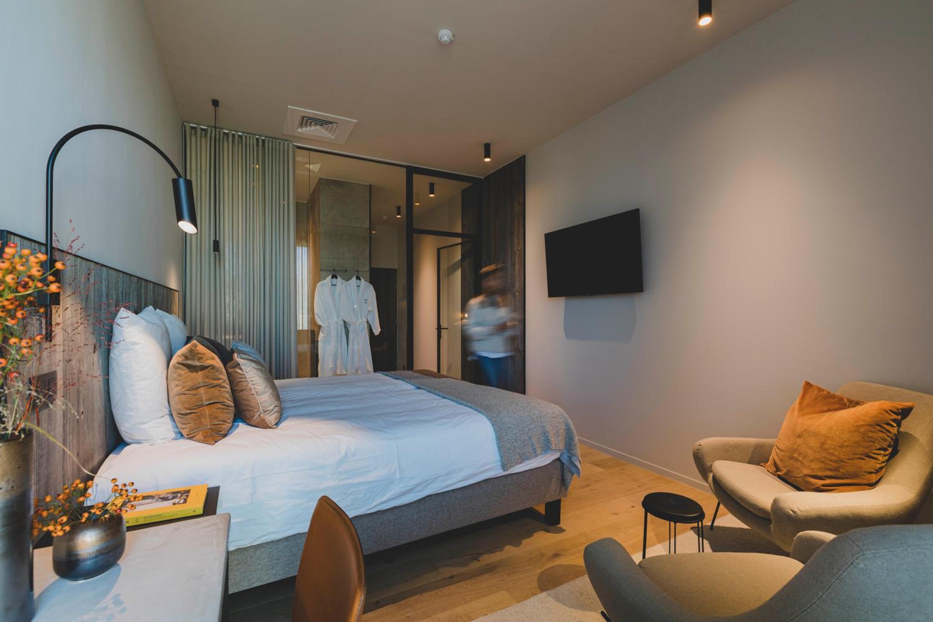 Deluxe King Room With Wellness Access photo 2