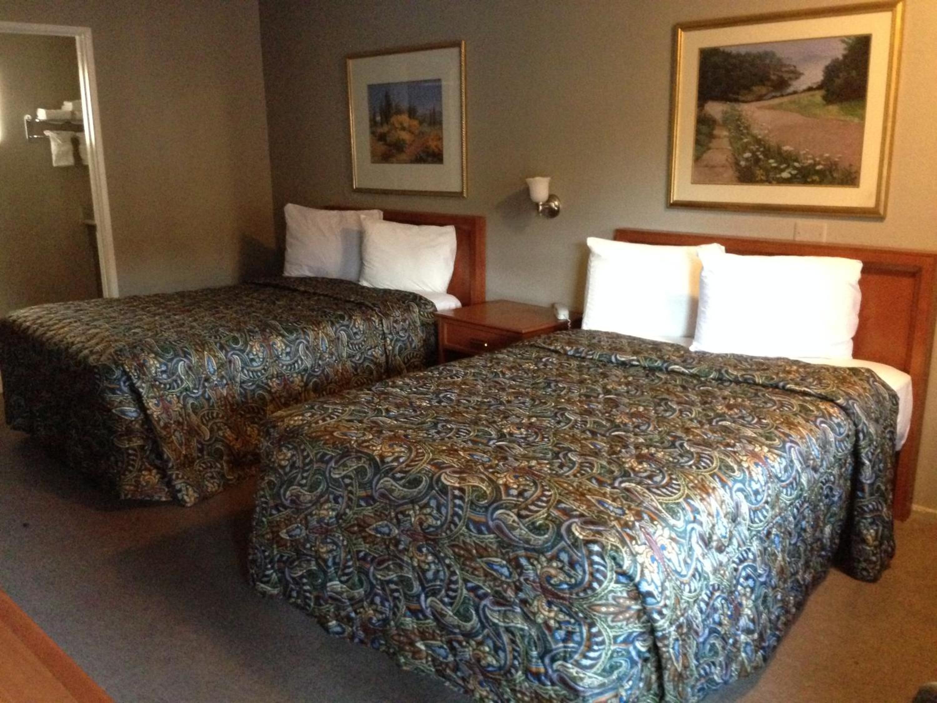 Room with Two Queen Beds photo 2