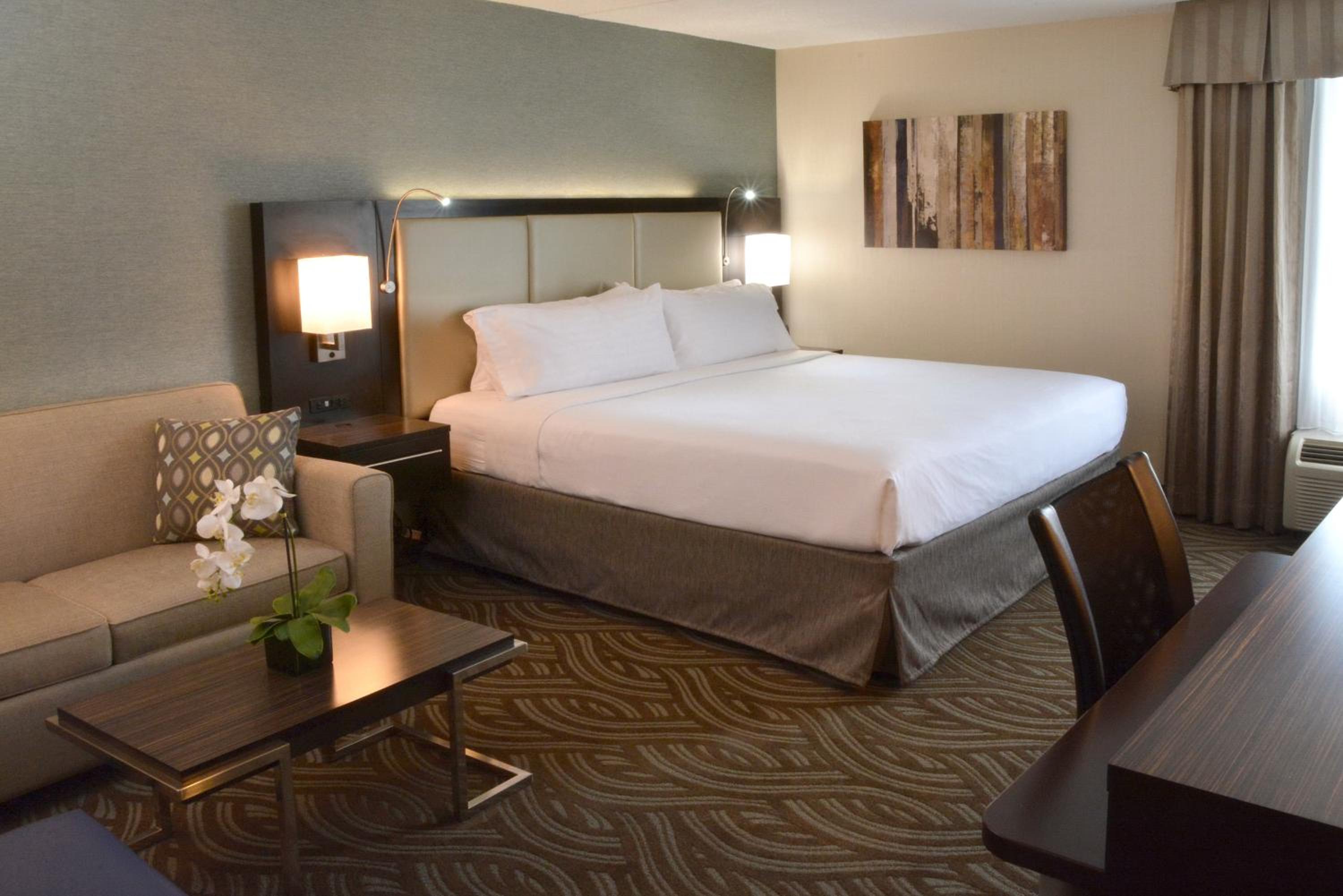 Standard King Room with Sofa Bed - Photo 3