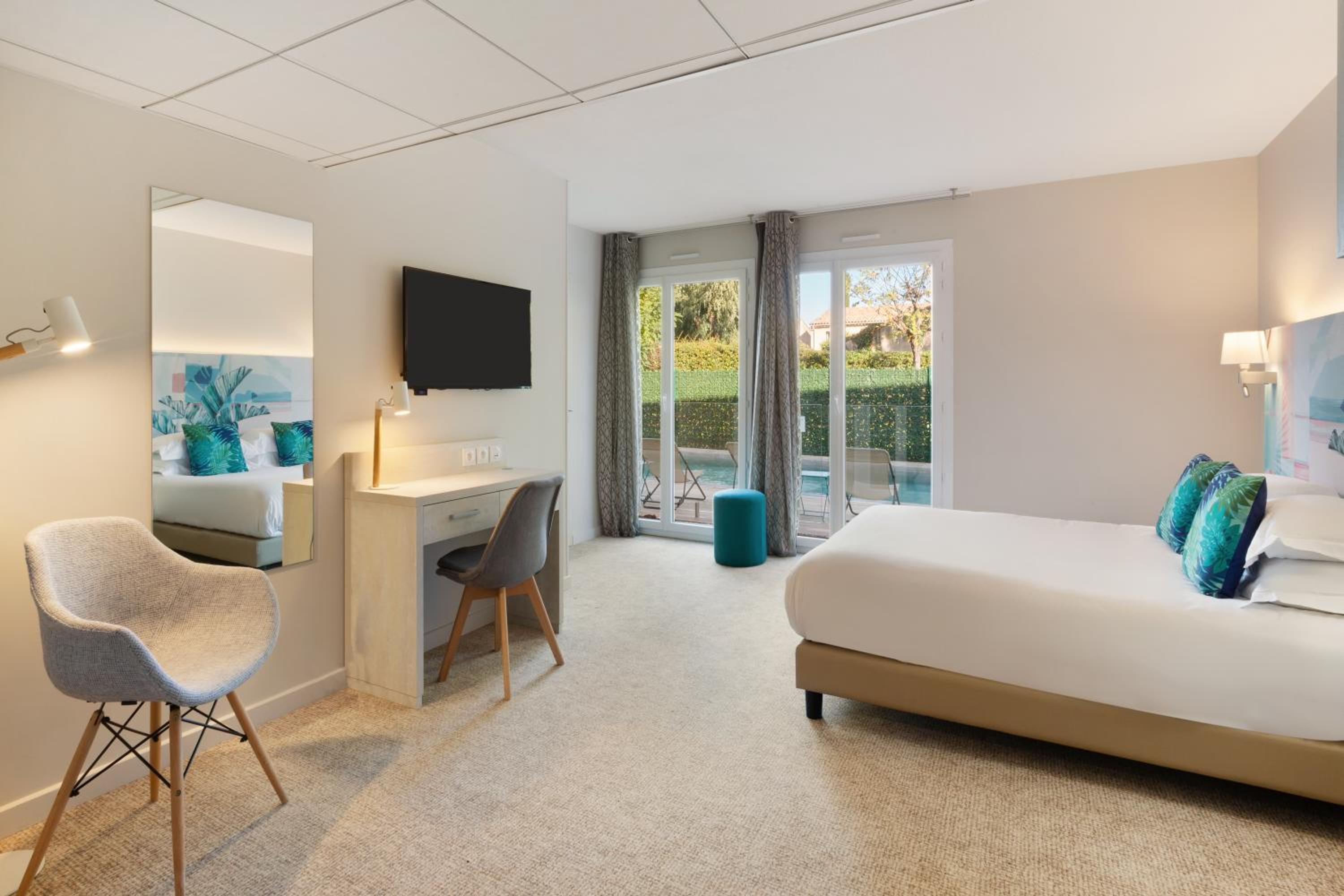 Deluxe King Room - Photo 7