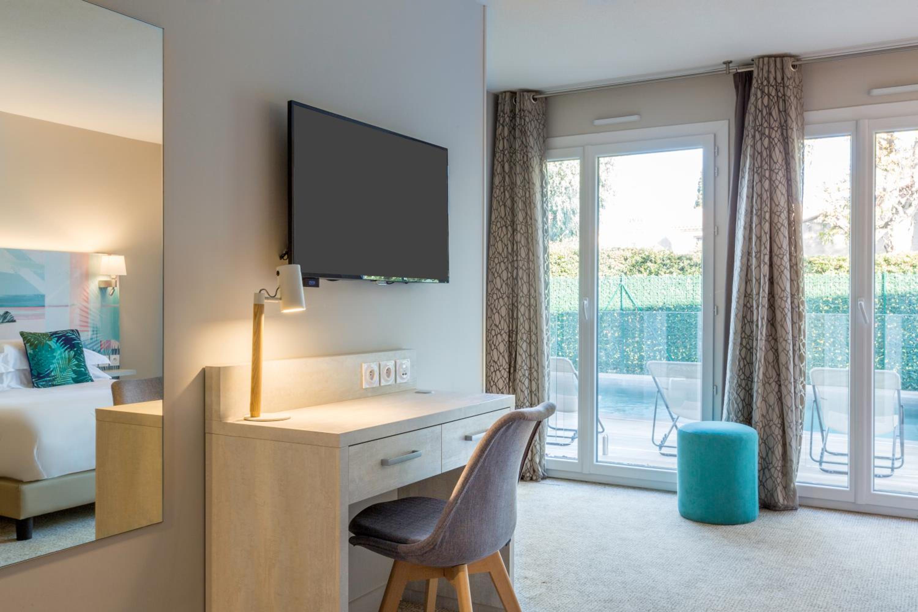 Deluxe King Room - Photo 4