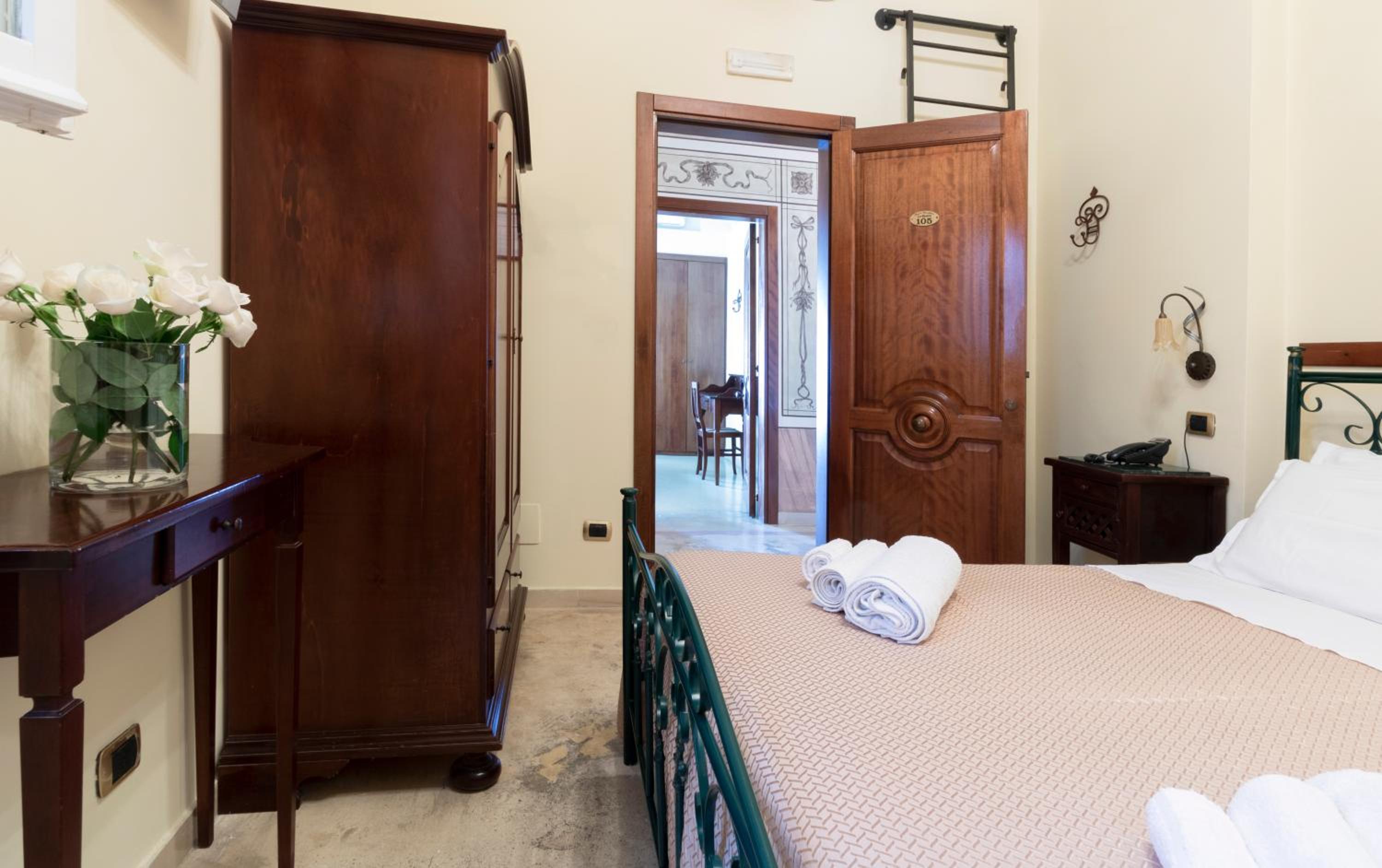 Economy Double Room - Photo 17