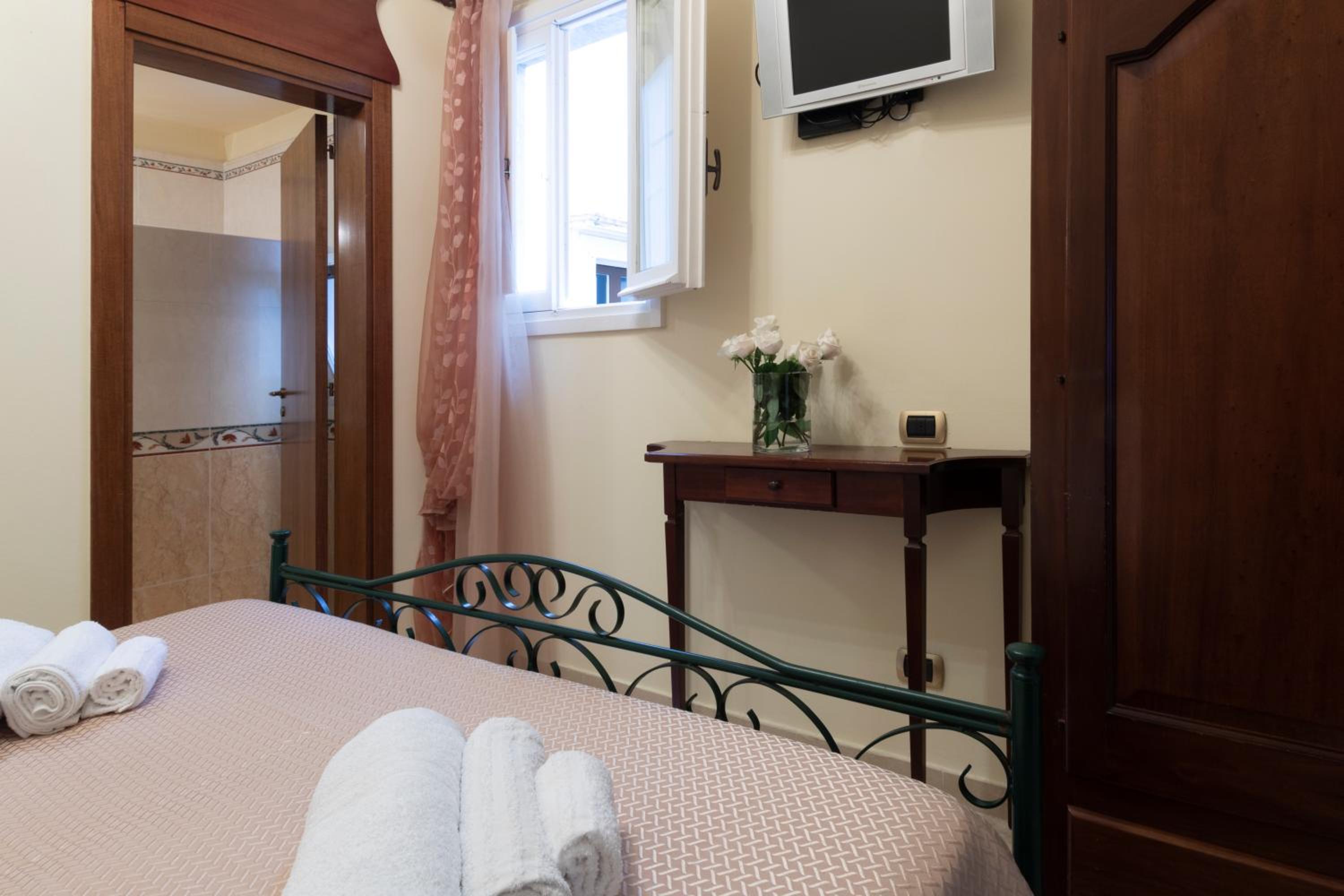 Economy Double Room - Photo 16