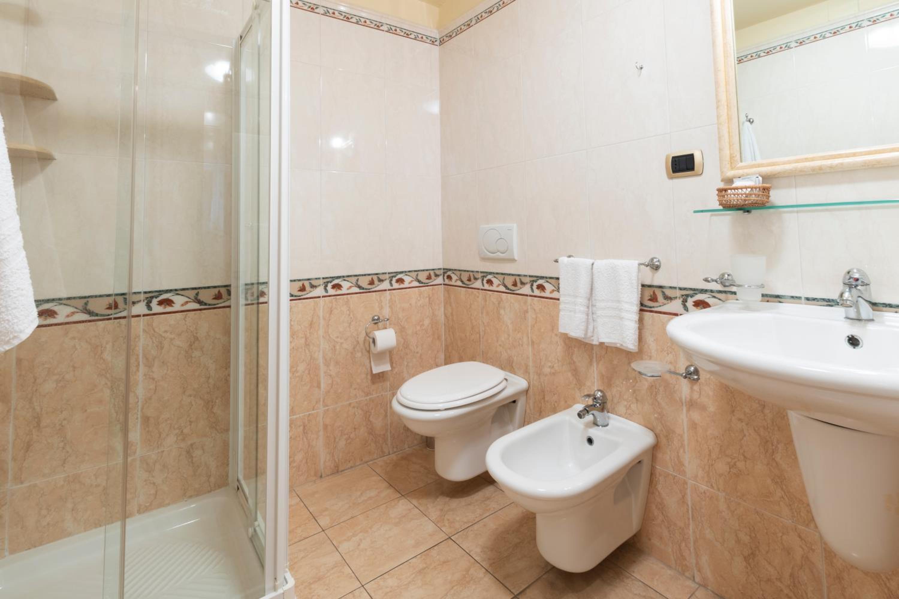 Economy Double Room - Photo 7