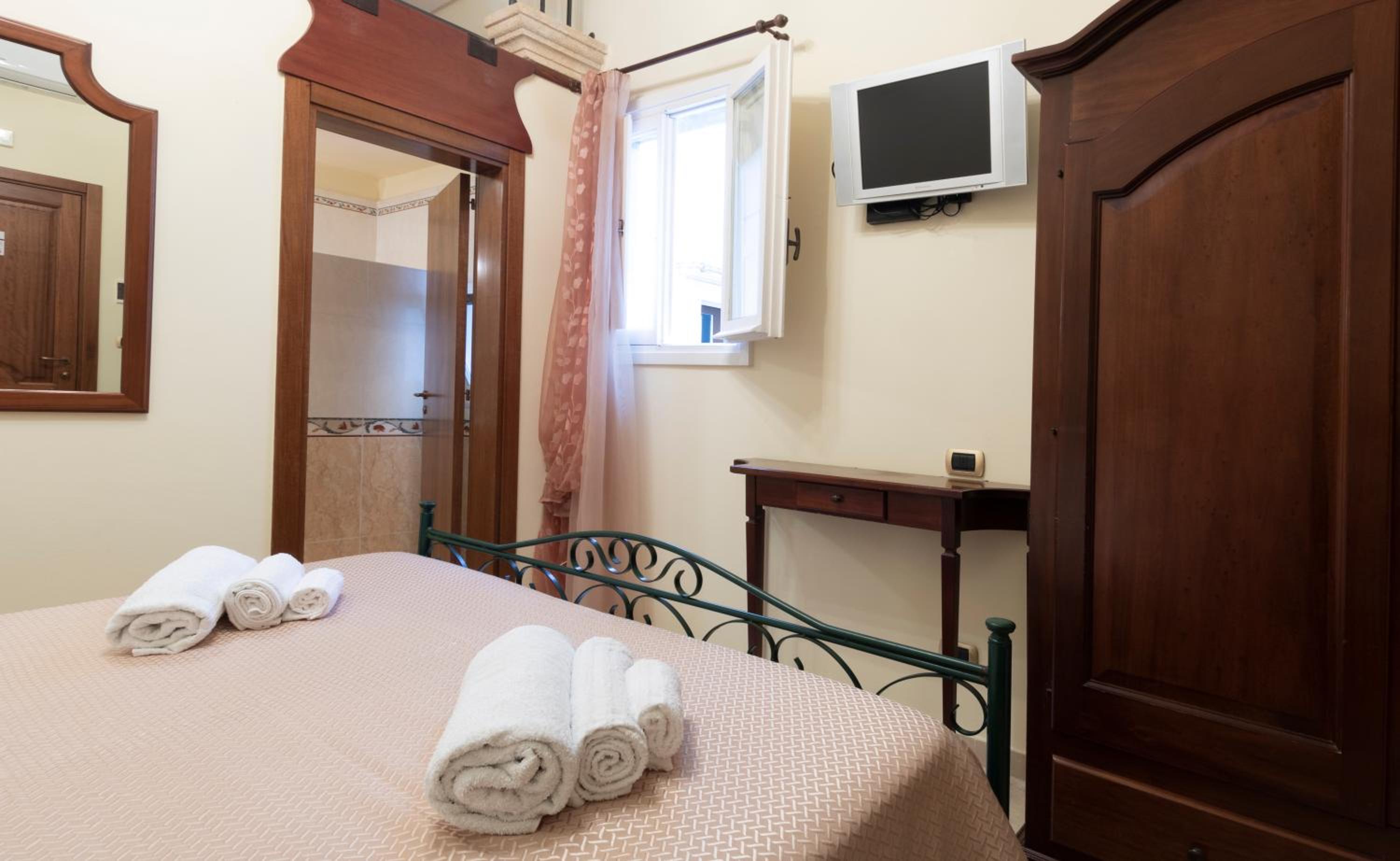 Economy Double Room - Photo 14
