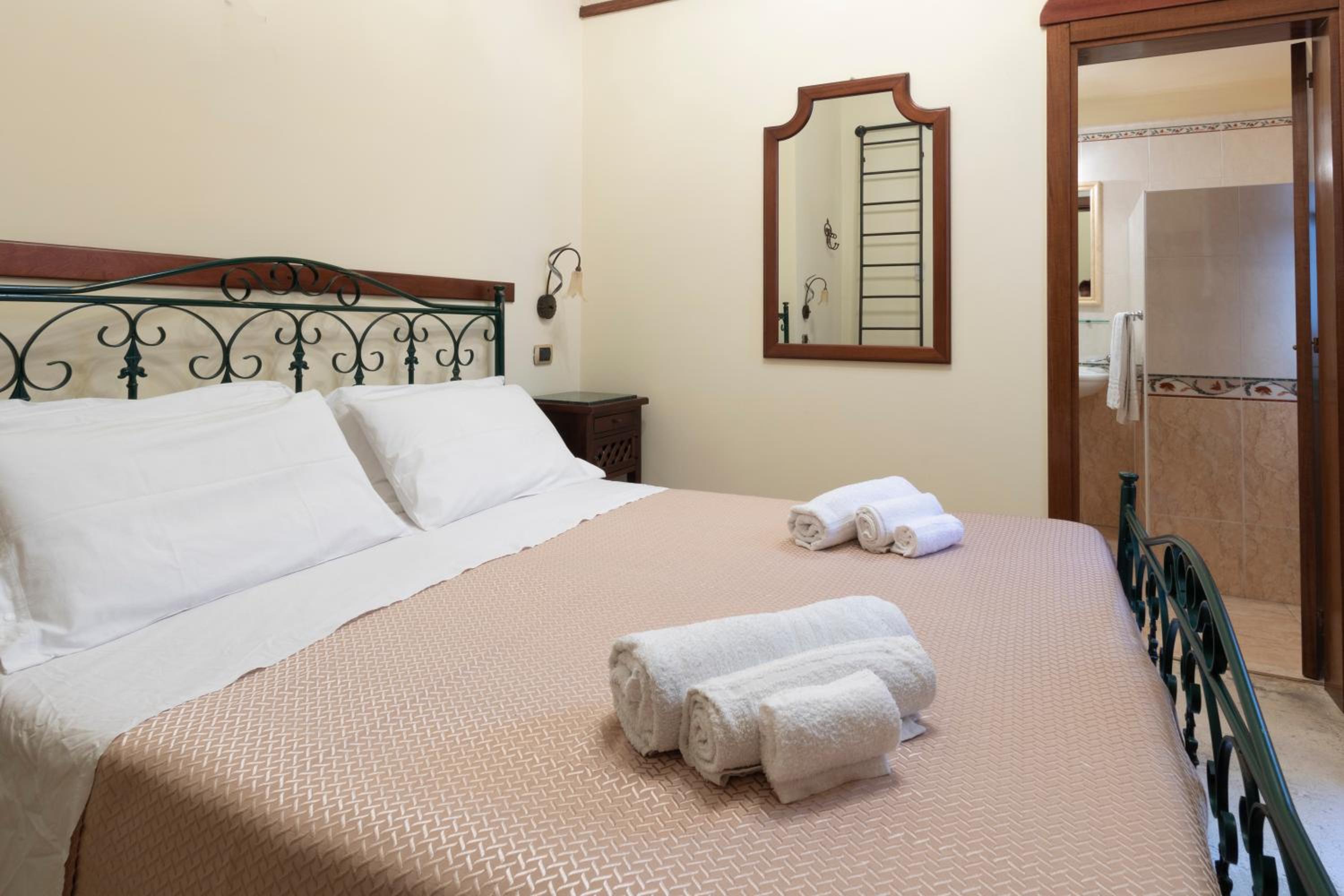 Economy Double Room - Photo 13