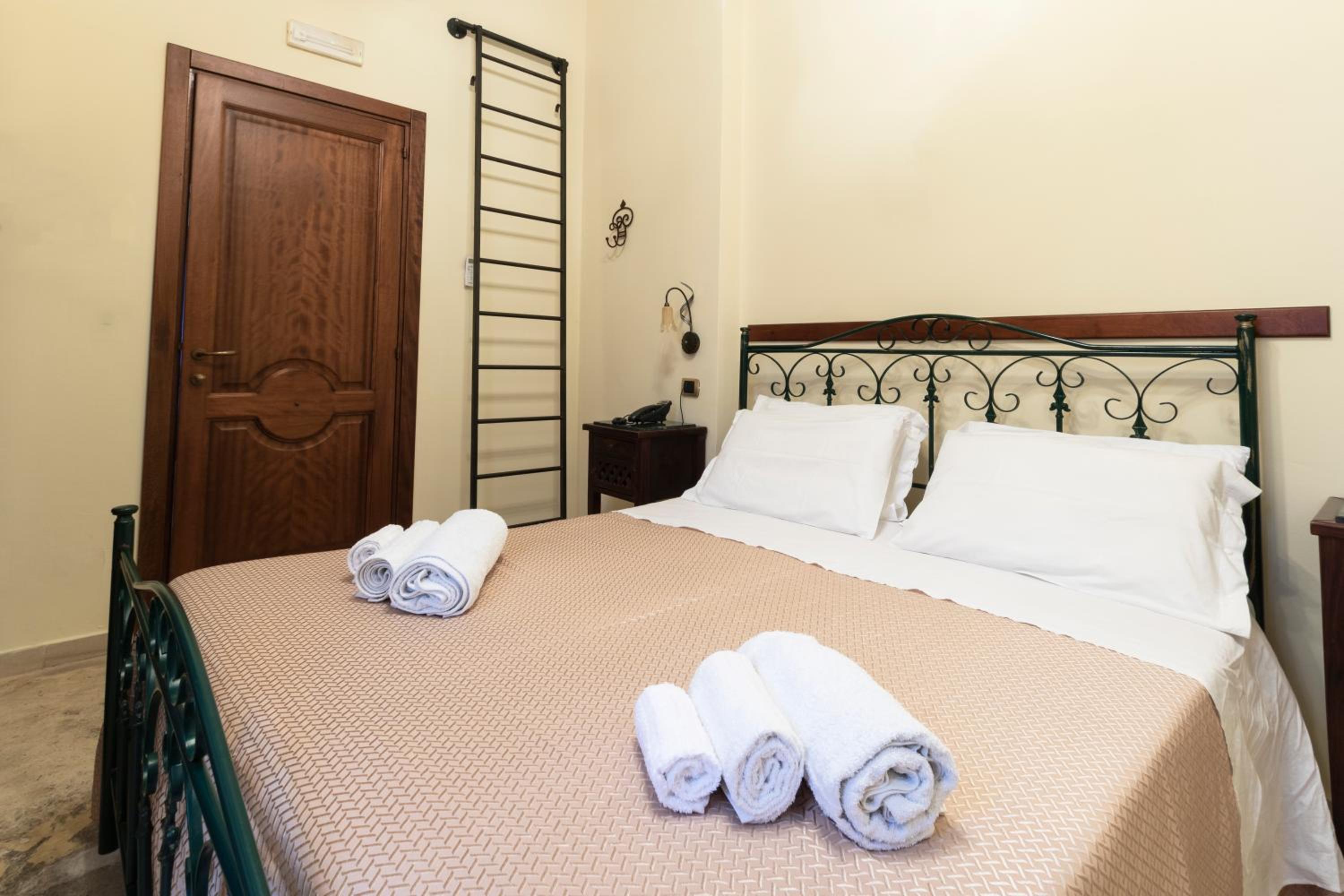 Economy Double Room - Photo 2