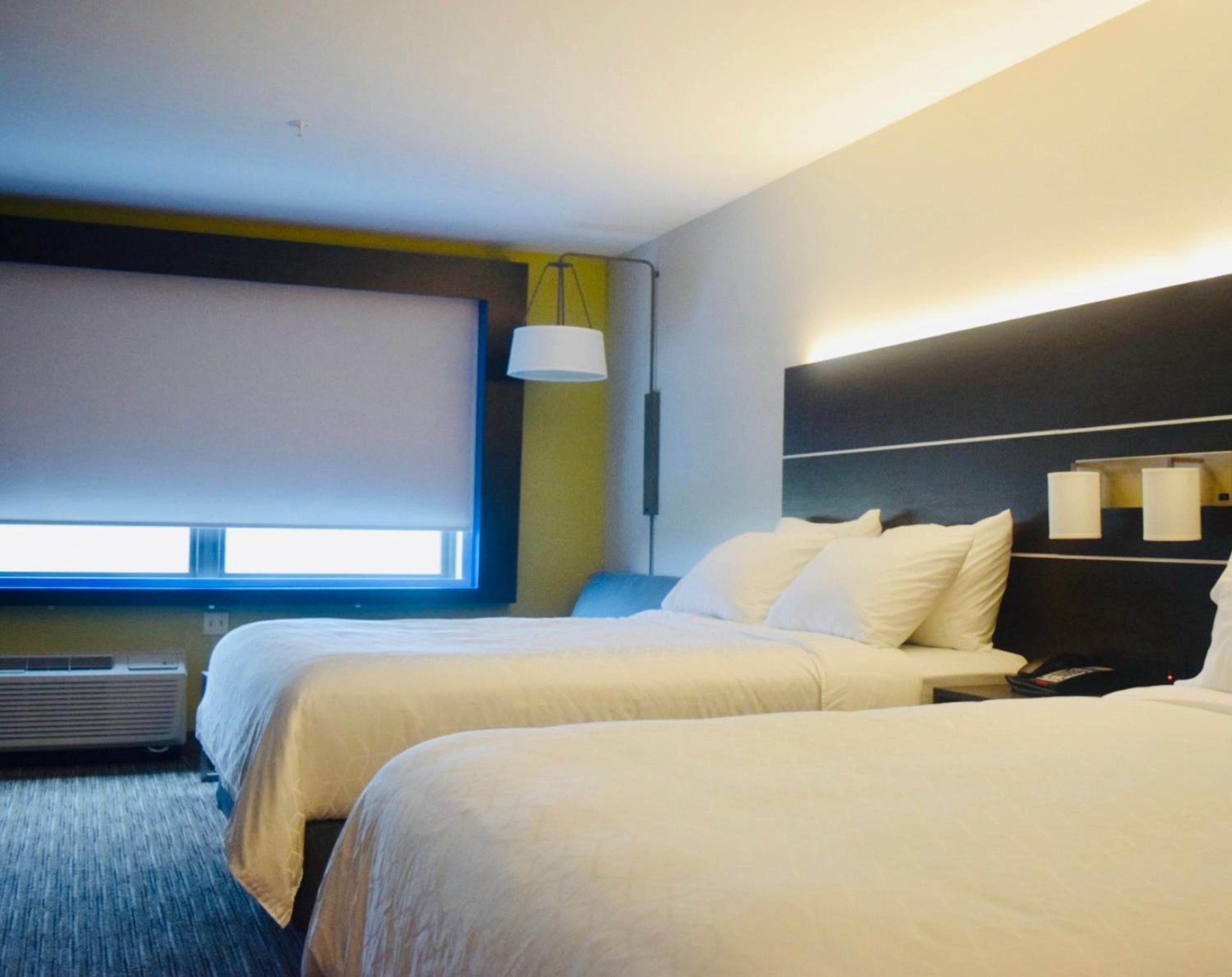 Queen Suite with Two Queen Beds - Photo 2