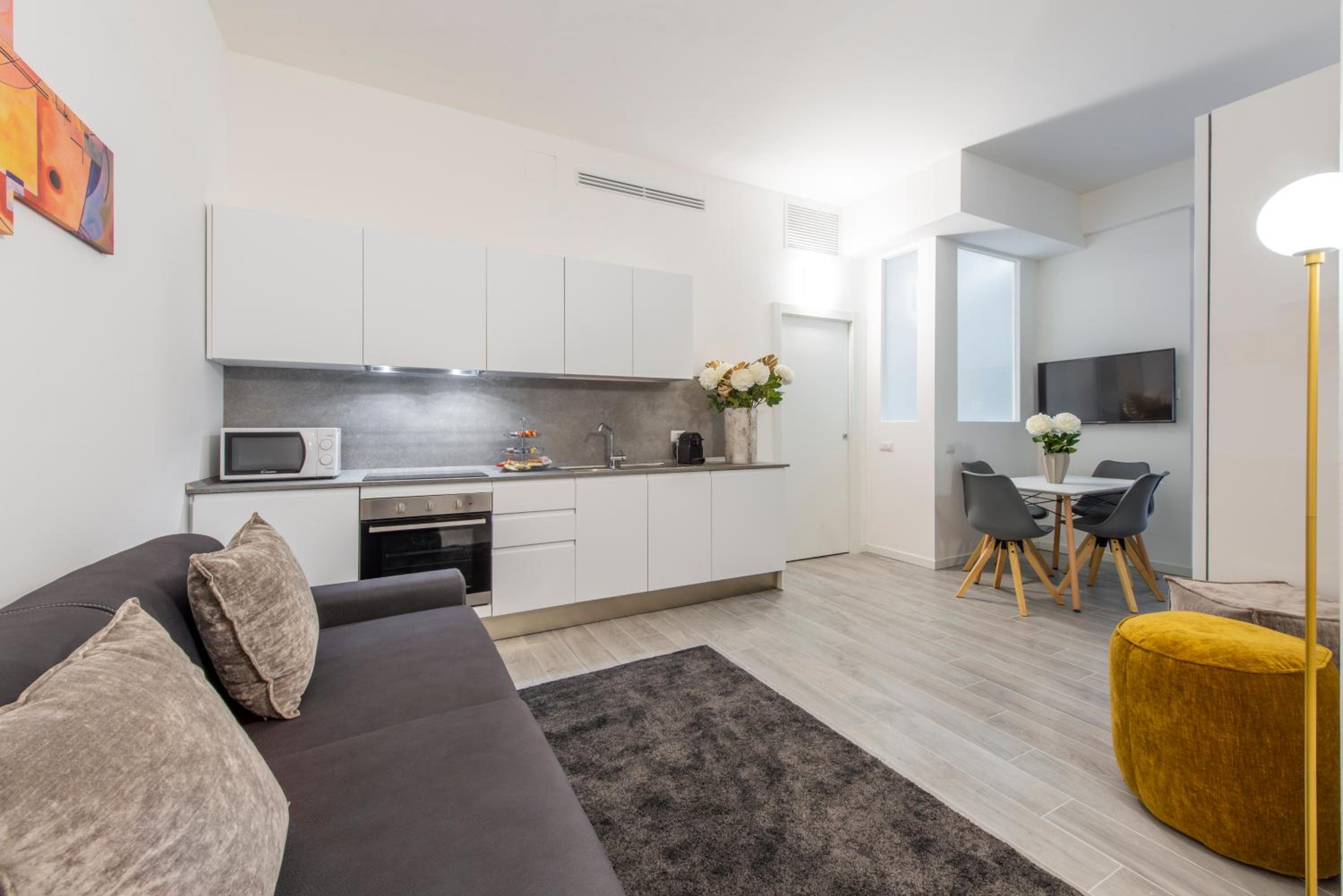 One-Bedroom Apartment - Via Cusani 10