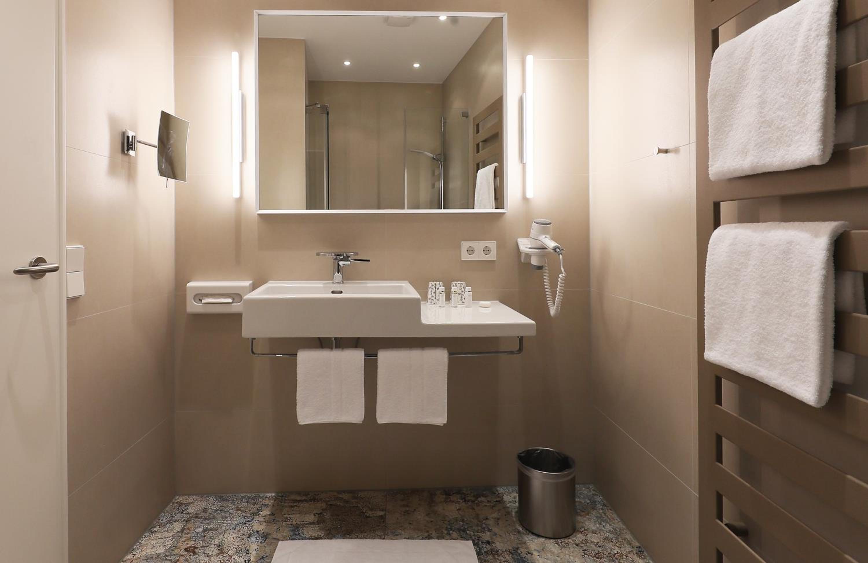 Grand Double Room thumbnail 6