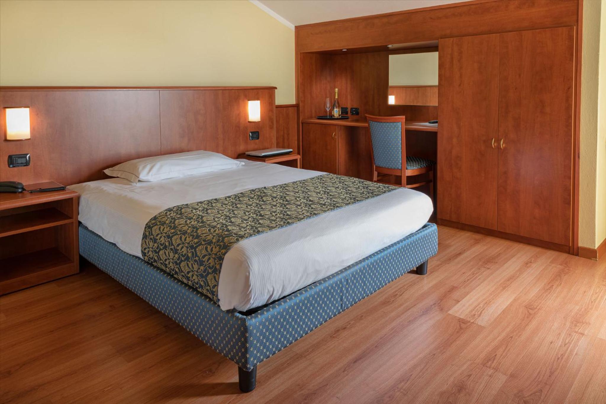 Queen Room - Disability Access photo 2